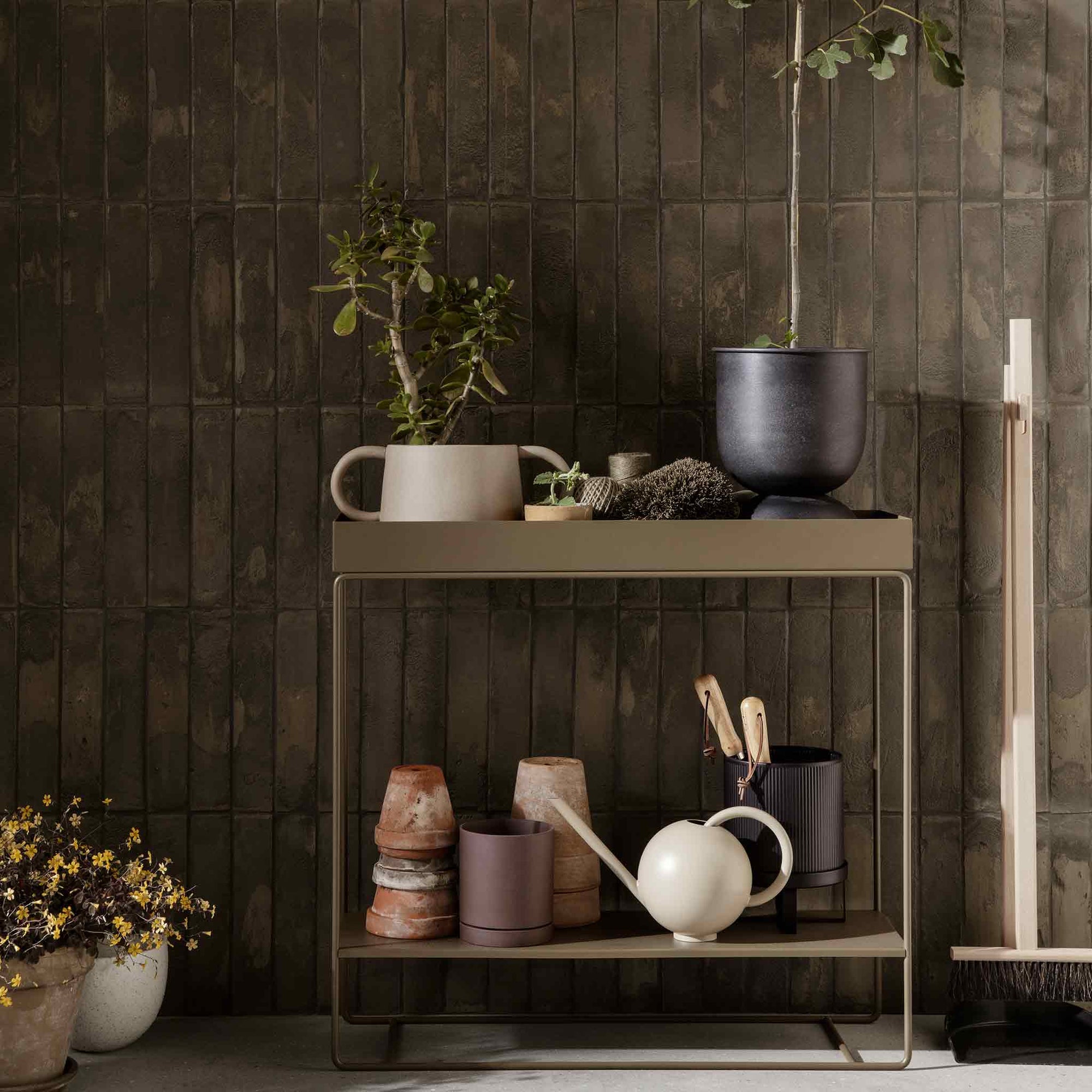 Ferm Living（ファームリビング）は、人生の対比を意識しながら、期待や夢の中で快適さと意味を追い求め、真の価値を感じられる空間を提供することを目指しています。デザインへの情熱と、環境や社会に配慮した責任ある選択を大切にし、誠実で心地よい製品や環境づくりに取り組んでいます。デンマーク・コペンハーゲンを拠点に、世界中の職人と協働し、スカンジナビアの思想と世界の技術・伝統を融合。柔らかなフォルムや豊かなテクスチャー、意外性のあるディテールを特徴とするコレクションは、洗練された美しさの中にも驚きと温かみをもたらします。素材選びから製造、配送まで持続可能性を意識し、より良い未来へ向けた選択を後押しします。家具、アクセサリー、照明を通じて、あなたらしく心地よい空間づくりをサポートします。