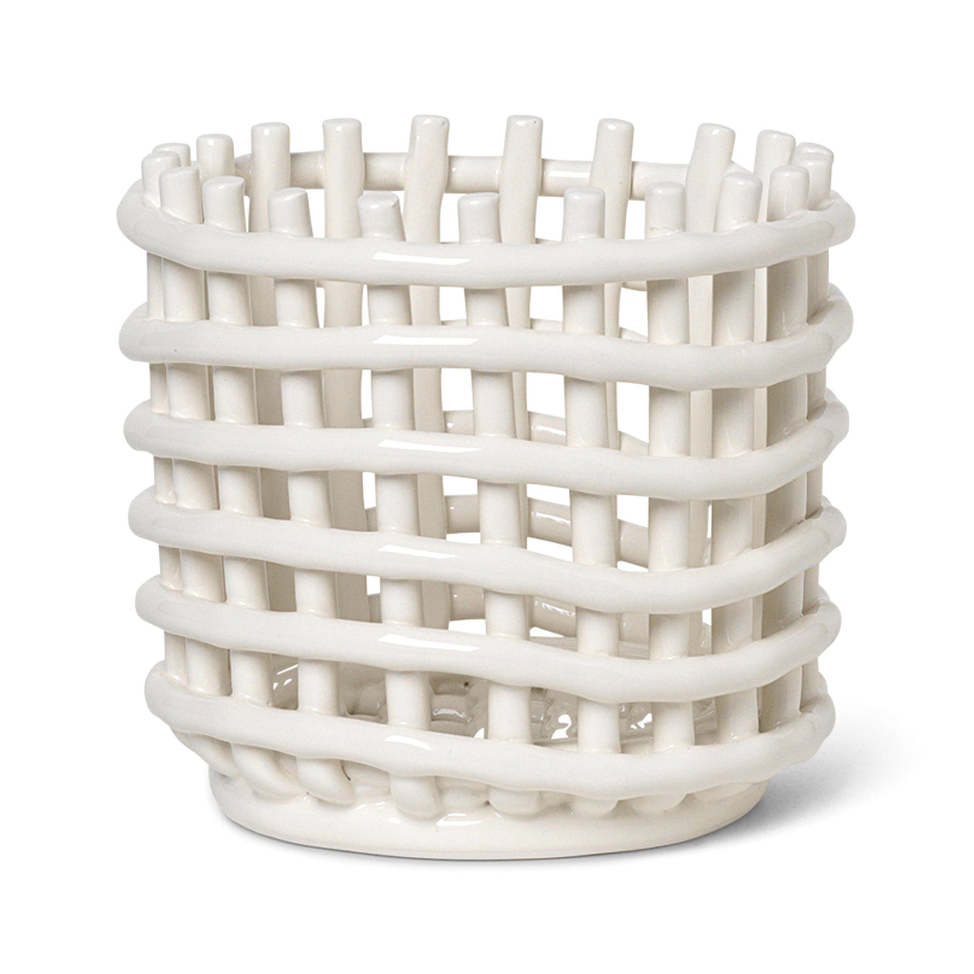 Ferm Living（ファームリビング）は、人生の対比を意識しながら、期待や夢の中で快適さと意味を追い求め、真の価値を感じられる空間を提供することを目指しています。デザインへの情熱と、環境や社会に配慮した責任ある選択を大切にし、誠実で心地よい製品や環境づくりに取り組んでいます。デンマーク・コペンハーゲンを拠点に、世界中の職人と協働し、スカンジナビアの思想と世界の技術・伝統を融合。柔らかなフォルムや豊かなテクスチャー、意外性のあるディテールを特徴とするコレクションは、洗練された美しさの中にも驚きと温かみをもたらします。素材選びから製造、配送まで持続可能性を意識し、より良い未来へ向けた選択を後押しします。家具、アクセサリー、照明を通じて、あなたらしく心地よい空間づくりをサポートします。
