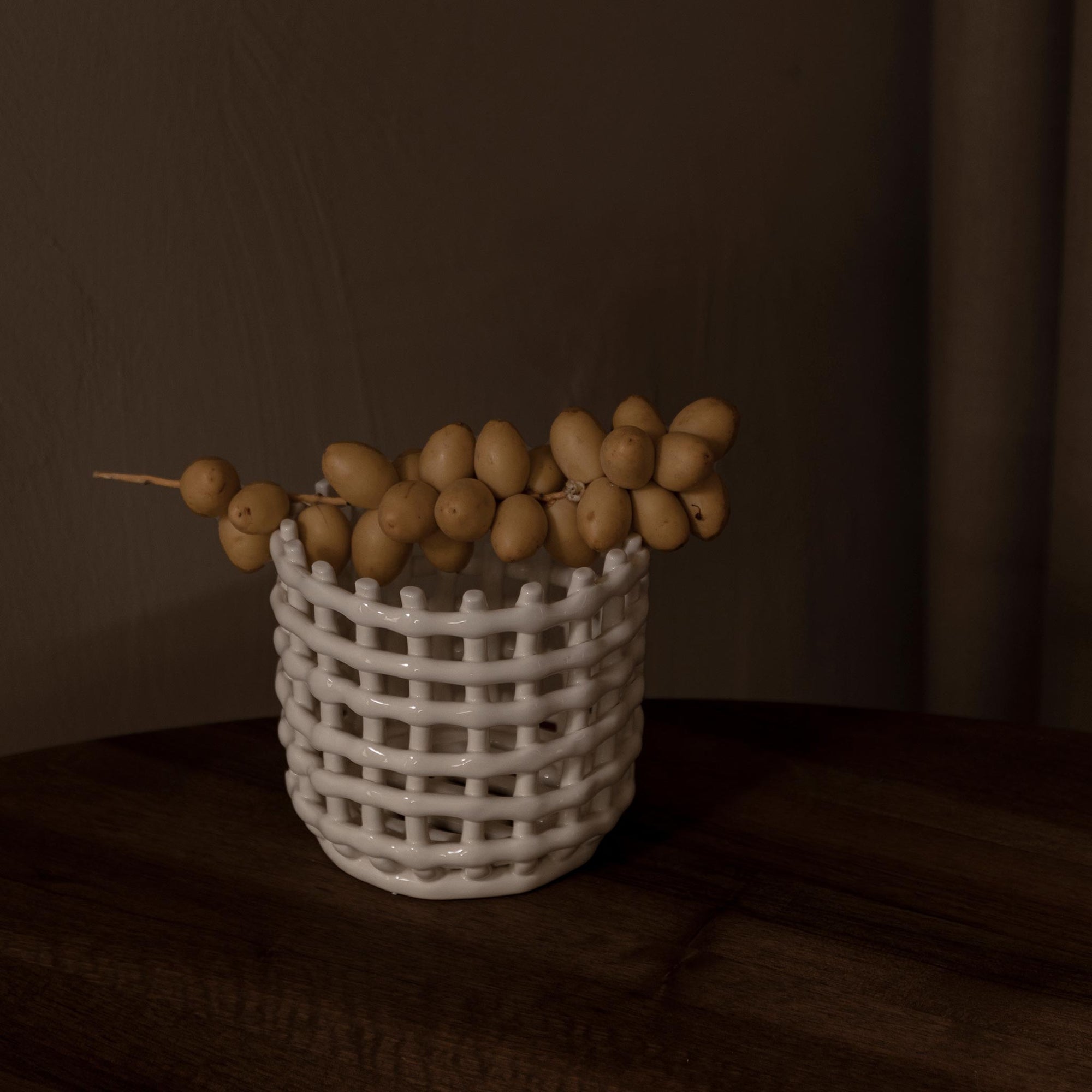 Ferm Living（ファームリビング）は、人生の対比を意識しながら、期待や夢の中で快適さと意味を追い求め、真の価値を感じられる空間を提供することを目指しています。デザインへの情熱と、環境や社会に配慮した責任ある選択を大切にし、誠実で心地よい製品や環境づくりに取り組んでいます。デンマーク・コペンハーゲンを拠点に、世界中の職人と協働し、スカンジナビアの思想と世界の技術・伝統を融合。柔らかなフォルムや豊かなテクスチャー、意外性のあるディテールを特徴とするコレクションは、洗練された美しさの中にも驚きと温かみをもたらします。素材選びから製造、配送まで持続可能性を意識し、より良い未来へ向けた選択を後押しします。家具、アクセサリー、照明を通じて、あなたらしく心地よい空間づくりをサポートします。