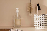 "ferm LIVING"の製品は毎日の生活がきっと楽しくなる物ばかり。それは壁紙だったり、キッチン用品、バス用品、リビング雑貨、またオフィス用品など沢山のコレクションがあり、オーガニックコットンや木材、磁気、金属など多くの拘った材質で、シンプルな材質から職人によって長く使える物へと変えて行きます。デザインはデンマークの伝統に基づいた美しい物。ロゴの鳥はデンマークの伝統を守って生きたいという思いが込められています。