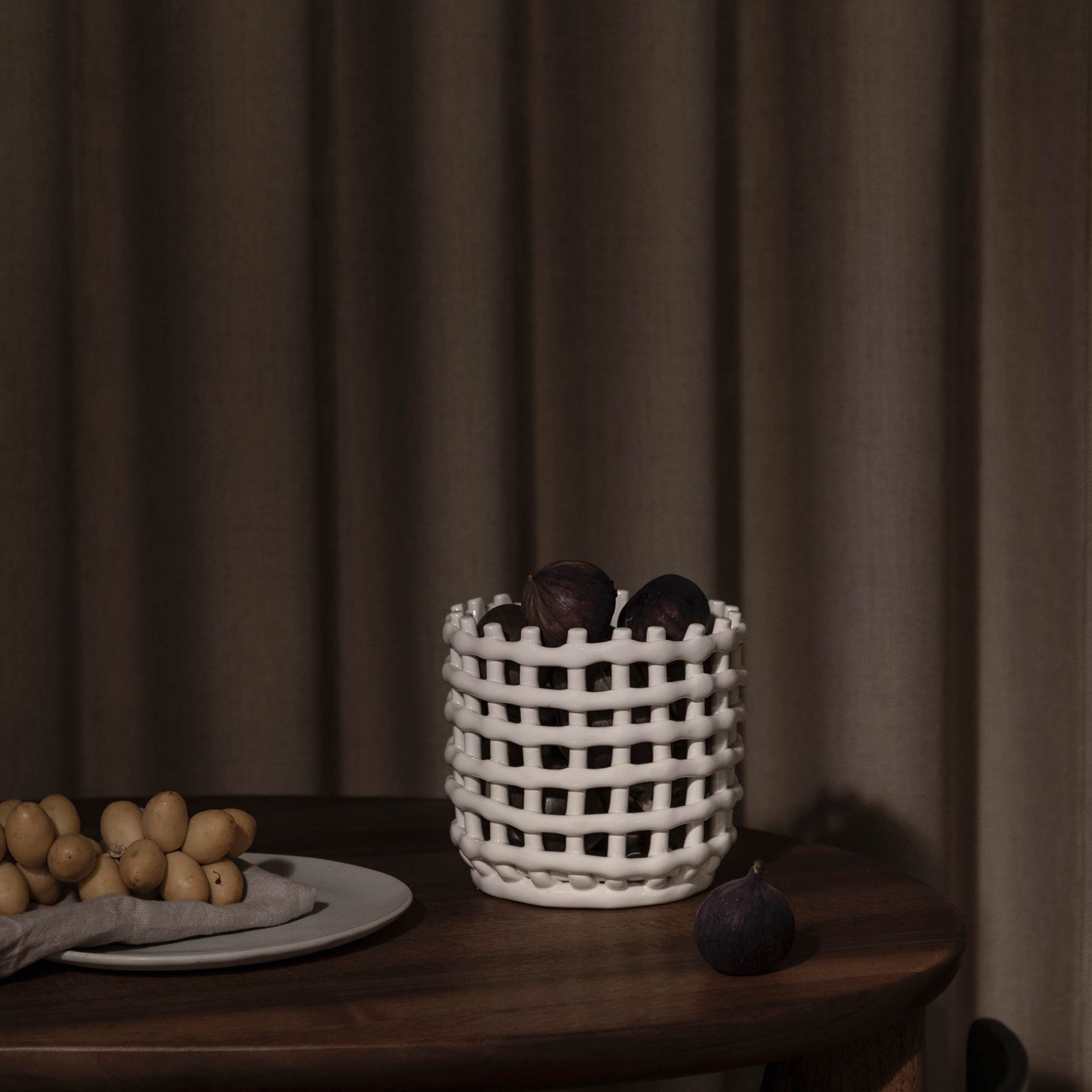 Ferm Living（ファームリビング）は、人生の対比を意識しながら、期待や夢の中で快適さと意味を追い求め、真の価値を感じられる空間を提供することを目指しています。デザインへの情熱と、環境や社会に配慮した責任ある選択を大切にし、誠実で心地よい製品や環境づくりに取り組んでいます。デンマーク・コペンハーゲンを拠点に、世界中の職人と協働し、スカンジナビアの思想と世界の技術・伝統を融合。柔らかなフォルムや豊かなテクスチャー、意外性のあるディテールを特徴とするコレクションは、洗練された美しさの中にも驚きと温かみをもたらします。素材選びから製造、配送まで持続可能性を意識し、より良い未来へ向けた選択を後押しします。家具、アクセサリー、照明を通じて、あなたらしく心地よい空間づくりをサポートします。