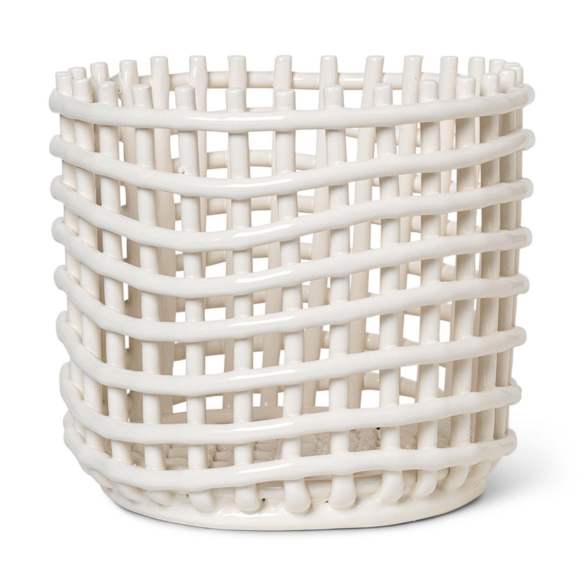 Ferm Living（ファームリビング）は、人生の対比を意識しながら、期待や夢の中で快適さと意味を追い求め、真の価値を感じられる空間を提供することを目指しています。デザインへの情熱と、環境や社会に配慮した責任ある選択を大切にし、誠実で心地よい製品や環境づくりに取り組んでいます。デンマーク・コペンハーゲンを拠点に、世界中の職人と協働し、スカンジナビアの思想と世界の技術・伝統を融合。柔らかなフォルムや豊かなテクスチャー、意外性のあるディテールを特徴とするコレクションは、洗練された美しさの中にも驚きと温かみをもたらします。素材選びから製造、配送まで持続可能性を意識し、より良い未来へ向けた選択を後押しします。家具、アクセサリー、照明を通じて、あなたらしく心地よい空間づくりをサポートします。