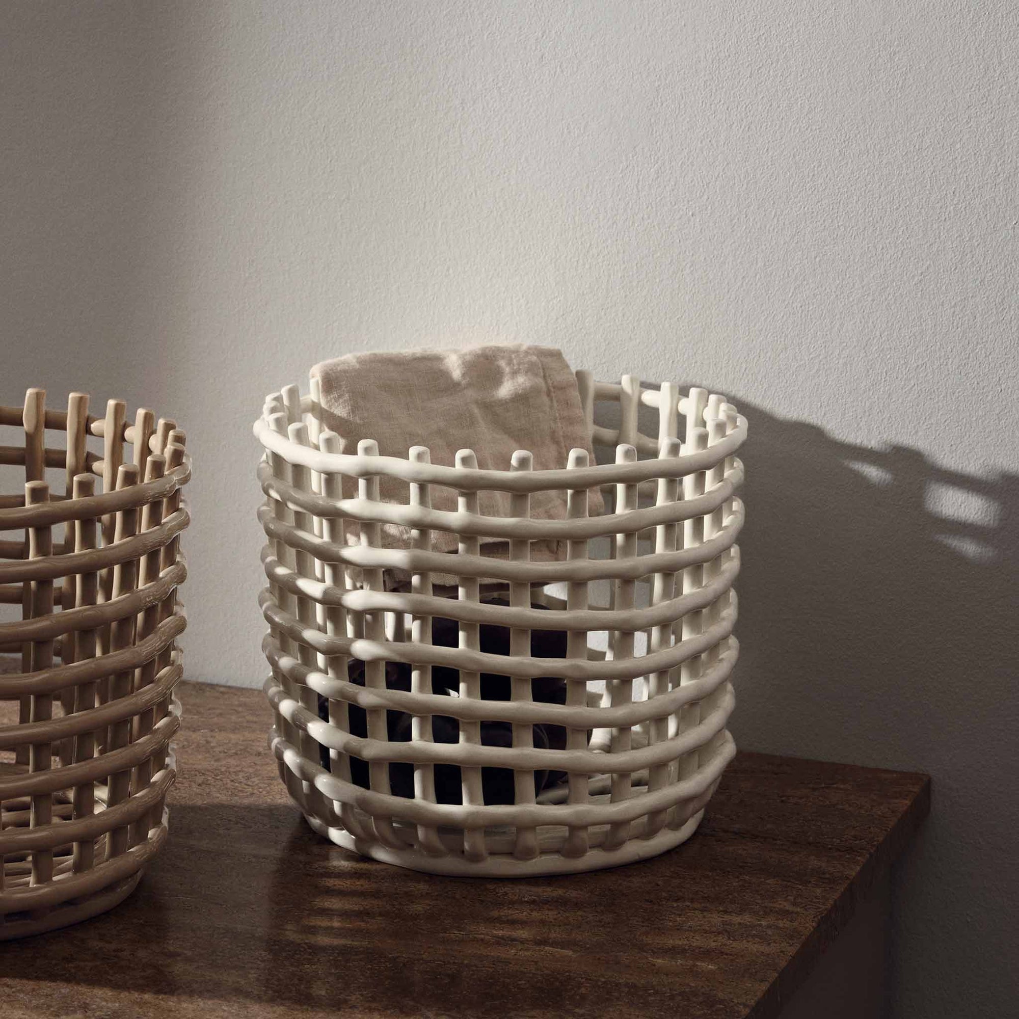 Ferm Living（ファームリビング）は、人生の対比を意識しながら、期待や夢の中で快適さと意味を追い求め、真の価値を感じられる空間を提供することを目指しています。デザインへの情熱と、環境や社会に配慮した責任ある選択を大切にし、誠実で心地よい製品や環境づくりに取り組んでいます。デンマーク・コペンハーゲンを拠点に、世界中の職人と協働し、スカンジナビアの思想と世界の技術・伝統を融合。柔らかなフォルムや豊かなテクスチャー、意外性のあるディテールを特徴とするコレクションは、洗練された美しさの中にも驚きと温かみをもたらします。素材選びから製造、配送まで持続可能性を意識し、より良い未来へ向けた選択を後押しします。家具、アクセサリー、照明を通じて、あなたらしく心地よい空間づくりをサポートします。