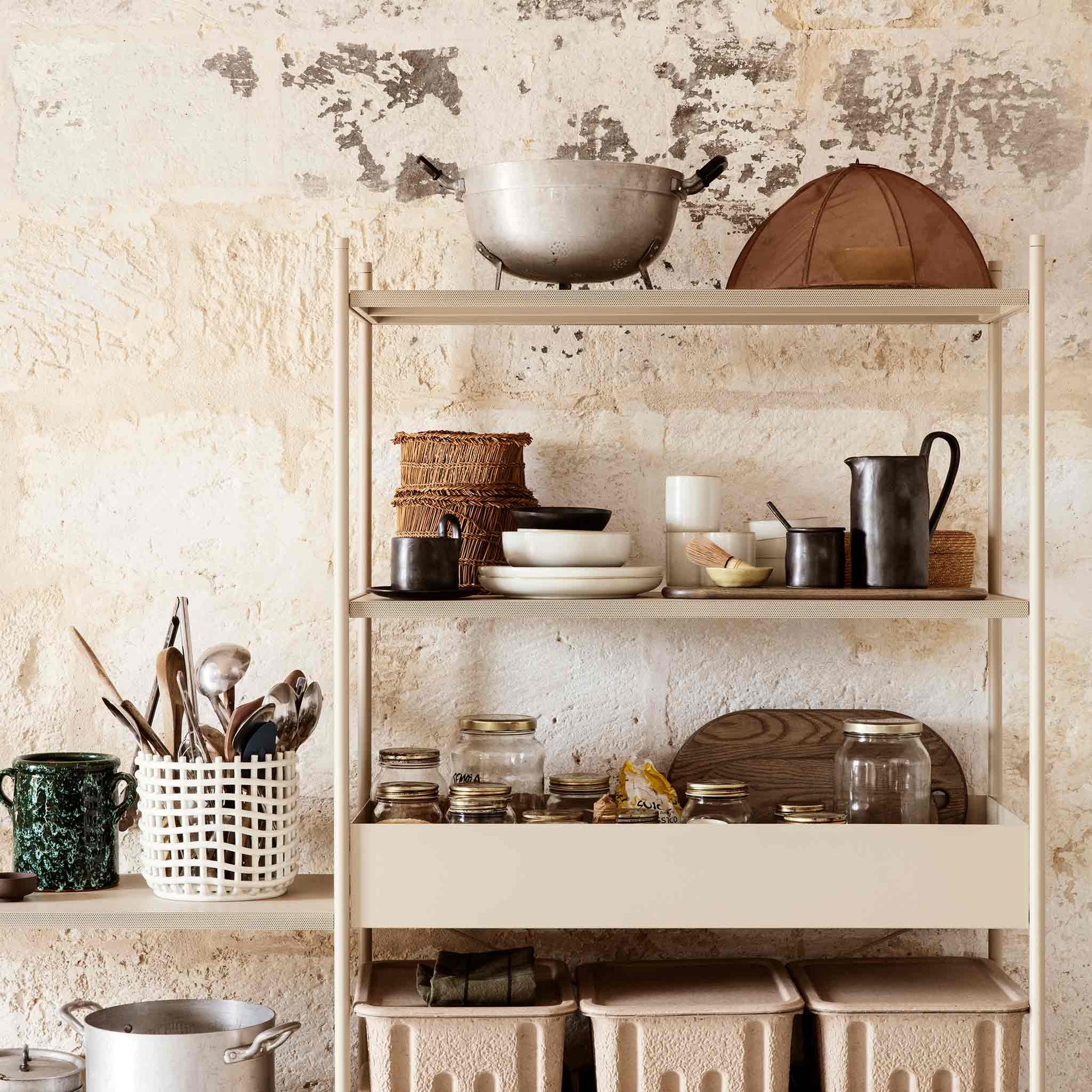Ferm Living（ファームリビング）は、人生の対比を意識しながら、期待や夢の中で快適さと意味を追い求め、真の価値を感じられる空間を提供することを目指しています。デザインへの情熱と、環境や社会に配慮した責任ある選択を大切にし、誠実で心地よい製品や環境づくりに取り組んでいます。デンマーク・コペンハーゲンを拠点に、世界中の職人と協働し、スカンジナビアの思想と世界の技術・伝統を融合。柔らかなフォルムや豊かなテクスチャー、意外性のあるディテールを特徴とするコレクションは、洗練された美しさの中にも驚きと温かみをもたらします。素材選びから製造、配送まで持続可能性を意識し、より良い未来へ向けた選択を後押しします。家具、アクセサリー、照明を通じて、あなたらしく心地よい空間づくりをサポートします。