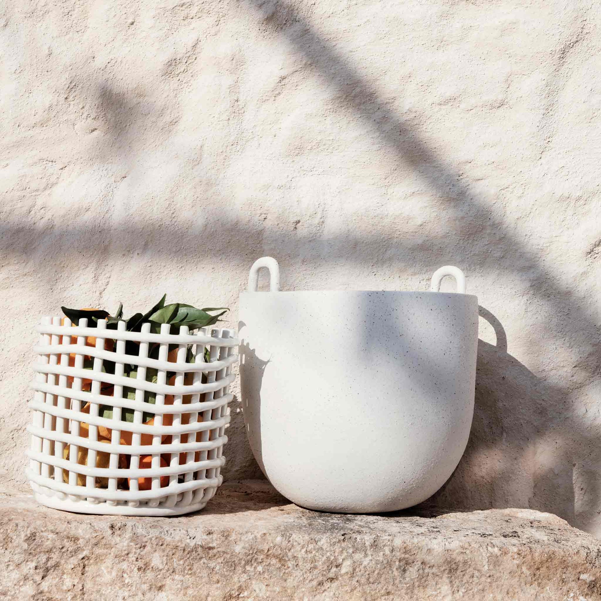 Ferm Living（ファームリビング）は、人生の対比を意識しながら、期待や夢の中で快適さと意味を追い求め、真の価値を感じられる空間を提供することを目指しています。デザインへの情熱と、環境や社会に配慮した責任ある選択を大切にし、誠実で心地よい製品や環境づくりに取り組んでいます。デンマーク・コペンハーゲンを拠点に、世界中の職人と協働し、スカンジナビアの思想と世界の技術・伝統を融合。柔らかなフォルムや豊かなテクスチャー、意外性のあるディテールを特徴とするコレクションは、洗練された美しさの中にも驚きと温かみをもたらします。素材選びから製造、配送まで持続可能性を意識し、より良い未来へ向けた選択を後押しします。家具、アクセサリー、照明を通じて、あなたらしく心地よい空間づくりをサポートします。