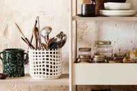 "ferm LIVING"の製品は毎日の生活がきっと楽しくなる物ばかり。それは壁紙だったり、キッチン用品、バス用品、リビング雑貨、またオフィス用品など沢山のコレクションがあり、オーガニックコットンや木材、磁気、金属など多くの拘った材質で、シンプルな材質から職人によって長く使える物へと変えて行きます。デザインはデンマークの伝統に基づいた美しい物。ロゴの鳥はデンマークの伝統を守って生きたいという思いが込められています。