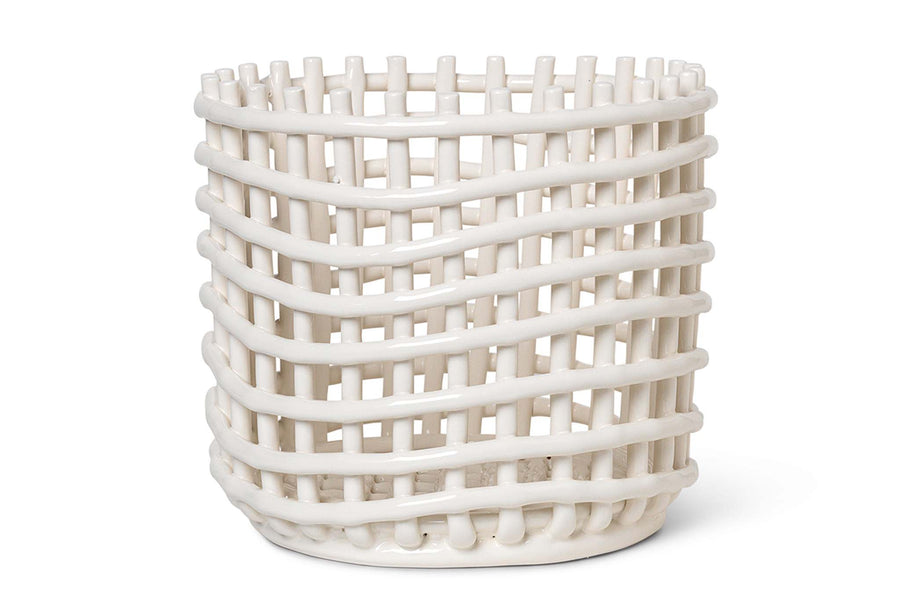 "ferm LIVING"の製品は毎日の生活がきっと楽しくなる物ばかり。それは壁紙だったり、キッチン用品、バス用品、リビング雑貨、またオフィス用品など沢山のコレクションがあり、オーガニックコットンや木材、磁気、金属など多くの拘った材質で、シンプルな材質から職人によって長く使える物へと変えて行きます。デザインはデンマークの伝統に基づいた美しい物。ロゴの鳥はデンマークの伝統を守って生きたいという思いが込められています。
