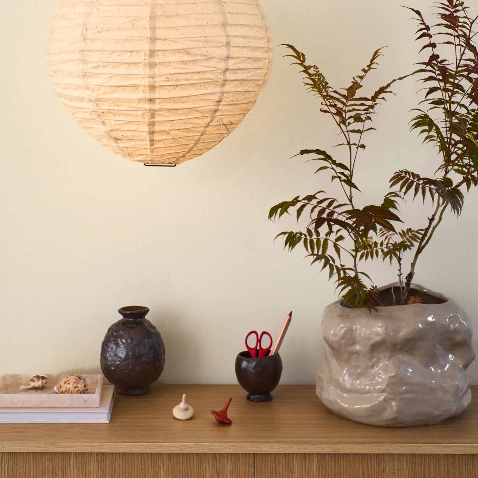Ferm Living（ファームリビング）は、人生の対比を意識しながら、期待や夢の中で快適さと意味を追い求め、真の価値を感じられる空間を提供することを目指しています。デザインへの情熱と、環境や社会に配慮した責任ある選択を大切にし、誠実で心地よい製品や環境づくりに取り組んでいます。デンマーク・コペンハーゲンを拠点に、世界中の職人と協働し、スカンジナビアの思想と世界の技術・伝統を融合。柔らかなフォルムや豊かなテクスチャー、意外性のあるディテールを特徴とするコレクションは、洗練された美しさの中にも驚きと温かみをもたらします。素材選びから製造、配送まで持続可能性を意識し、より良い未来へ向けた選択を後押しします。家具、アクセサリー、照明を通じて、あなたらしく心地よい空間づくりをサポートします。