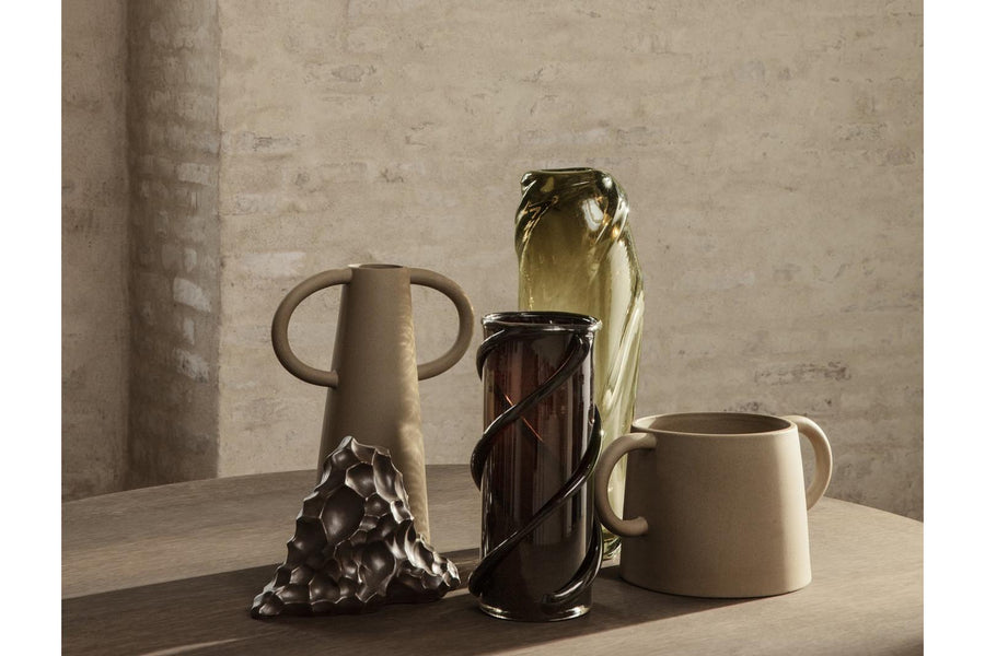 "fermLIVING"の製品は毎日の生活がきっと楽しくなる物ばかり。それは壁紙だったり、キッチン用品、バス用品、リビング雑貨、またオフィス用品など沢山のコレクションがあり、オーガニックコットンや木材、磁気、金属など多くの拘った材質で、シンプルな材質から職人によって長く使える物へと変えて行きます。デザインはデンマークの伝統に基づいた美しい物。ロゴの鳥はデンマークの伝統を守って生きたいという思いが込められています。