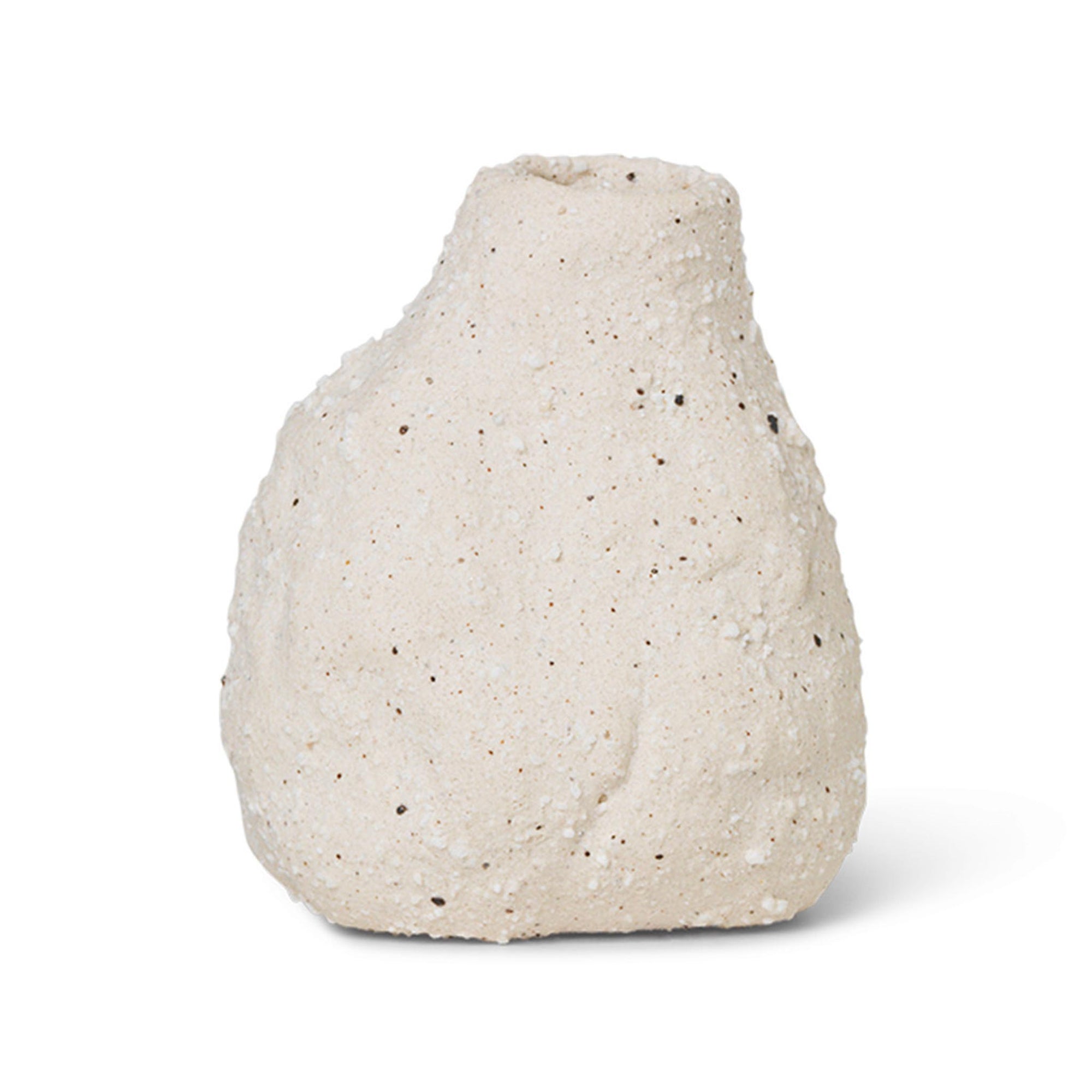 Ferm Living（ファームリビング）は、人生の対比を意識しながら、期待や夢の中で快適さと意味を追い求め、真の価値を感じられる空間を提供することを目指しています。デザインへの情熱と、環境や社会に配慮した責任ある選択を大切にし、誠実で心地よい製品や環境づくりに取り組んでいます。デンマーク・コペンハーゲンを拠点に、世界中の職人と協働し、スカンジナビアの思想と世界の技術・伝統を融合。柔らかなフォルムや豊かなテクスチャー、意外性のあるディテールを特徴とするコレクションは、洗練された美しさの中にも驚きと温かみをもたらします。素材選びから製造、配送まで持続可能性を意識し、より良い未来へ向けた選択を後押しします。家具、アクセサリー、照明を通じて、あなたらしく心地よい空間づくりをサポートします。