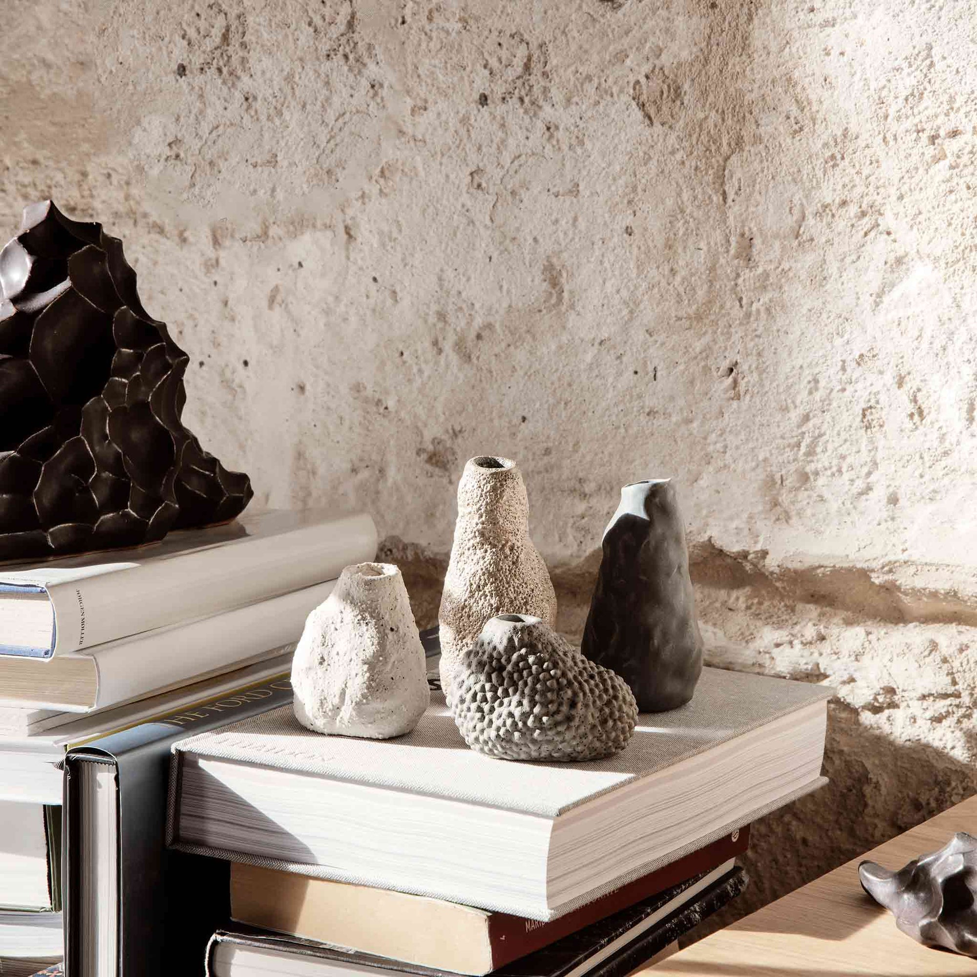 Ferm Living（ファームリビング）は、人生の対比を意識しながら、期待や夢の中で快適さと意味を追い求め、真の価値を感じられる空間を提供することを目指しています。デザインへの情熱と、環境や社会に配慮した責任ある選択を大切にし、誠実で心地よい製品や環境づくりに取り組んでいます。デンマーク・コペンハーゲンを拠点に、世界中の職人と協働し、スカンジナビアの思想と世界の技術・伝統を融合。柔らかなフォルムや豊かなテクスチャー、意外性のあるディテールを特徴とするコレクションは、洗練された美しさの中にも驚きと温かみをもたらします。素材選びから製造、配送まで持続可能性を意識し、より良い未来へ向けた選択を後押しします。家具、アクセサリー、照明を通じて、あなたらしく心地よい空間づくりをサポートします。