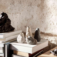 Ferm Living（ファームリビング）は、人生の対比を意識しながら、期待や夢の中で快適さと意味を追い求め、真の価値を感じられる空間を提供することを目指しています。デザインへの情熱と、環境や社会に配慮した責任ある選択を大切にし、誠実で心地よい製品や環境づくりに取り組んでいます。デンマーク・コペンハーゲンを拠点に、世界中の職人と協働し、スカンジナビアの思想と世界の技術・伝統を融合。柔らかなフォルムや豊かなテクスチャー、意外性のあるディテールを特徴とするコレクションは、洗練された美しさの中にも驚きと温かみをもたらします。素材選びから製造、配送まで持続可能性を意識し、より良い未来へ向けた選択を後押しします。家具、アクセサリー、照明を通じて、あなたらしく心地よい空間づくりをサポートします。