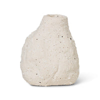 Ferm Living（ファームリビング）は、人生の対比を意識しながら、期待や夢の中で快適さと意味を追い求め、真の価値を感じられる空間を提供することを目指しています。デザインへの情熱と、環境や社会に配慮した責任ある選択を大切にし、誠実で心地よい製品や環境づくりに取り組んでいます。デンマーク・コペンハーゲンを拠点に、世界中の職人と協働し、スカンジナビアの思想と世界の技術・伝統を融合。柔らかなフォルムや豊かなテクスチャー、意外性のあるディテールを特徴とするコレクションは、洗練された美しさの中にも驚きと温かみをもたらします。素材選びから製造、配送まで持続可能性を意識し、より良い未来へ向けた選択を後押しします。家具、アクセサリー、照明を通じて、あなたらしく心地よい空間づくりをサポートします。