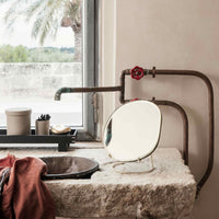 Ferm Living（ファームリビング）は、人生の対比を意識しながら、期待や夢の中で快適さと意味を追い求め、真の価値を感じられる空間を提供することを目指しています。デザインへの情熱と、環境や社会に配慮した責任ある選択を大切にし、誠実で心地よい製品や環境づくりに取り組んでいます。デンマーク・コペンハーゲンを拠点に、世界中の職人と協働し、スカンジナビアの思想と世界の技術・伝統を融合。柔らかなフォルムや豊かなテクスチャー、意外性のあるディテールを特徴とするコレクションは、洗練された美しさの中にも驚きと温かみをもたらします。素材選びから製造、配送まで持続可能性を意識し、より良い未来へ向けた選択を後押しします。家具、アクセサリー、照明を通じて、あなたらしく心地よい空間づくりをサポートします。