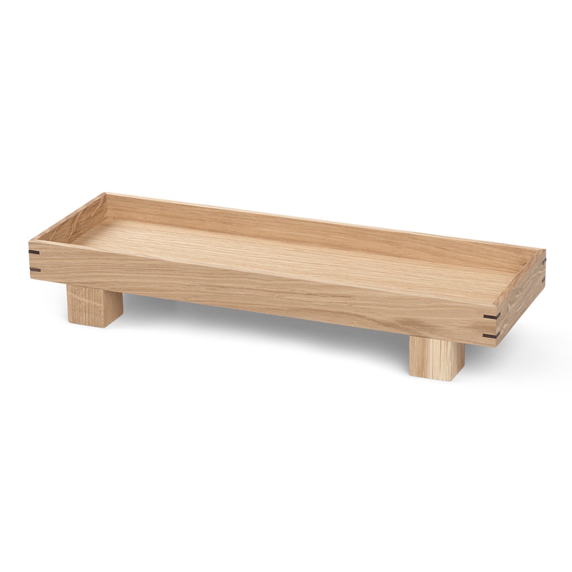 Ferm Living（ファームリビング）は、人生の対比を意識しながら、期待や夢の中で快適さと意味を追い求め、真の価値を感じられる空間を提供することを目指しています。デザインへの情熱と、環境や社会に配慮した責任ある選択を大切にし、誠実で心地よい製品や環境づくりに取り組んでいます。デンマーク・コペンハーゲンを拠点に、世界中の職人と協働し、スカンジナビアの思想と世界の技術・伝統を融合。柔らかなフォルムや豊かなテクスチャー、意外性のあるディテールを特徴とするコレクションは、洗練された美しさの中にも驚きと温かみをもたらします。素材選びから製造、配送まで持続可能性を意識し、より良い未来へ向けた選択を後押しします。家具、アクセサリー、照明を通じて、あなたらしく心地よい空間づくりをサポートします。