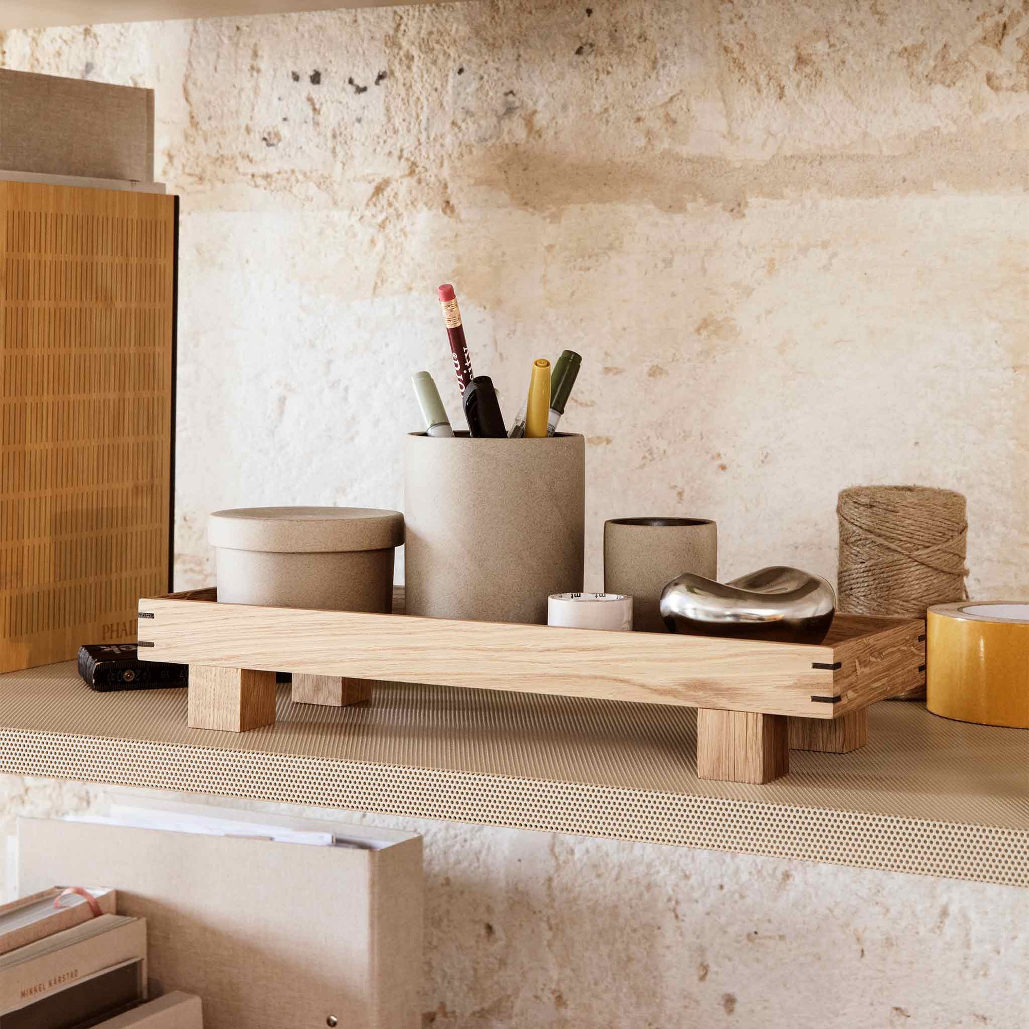 Ferm Living（ファームリビング）は、人生の対比を意識しながら、期待や夢の中で快適さと意味を追い求め、真の価値を感じられる空間を提供することを目指しています。デザインへの情熱と、環境や社会に配慮した責任ある選択を大切にし、誠実で心地よい製品や環境づくりに取り組んでいます。デンマーク・コペンハーゲンを拠点に、世界中の職人と協働し、スカンジナビアの思想と世界の技術・伝統を融合。柔らかなフォルムや豊かなテクスチャー、意外性のあるディテールを特徴とするコレクションは、洗練された美しさの中にも驚きと温かみをもたらします。素材選びから製造、配送まで持続可能性を意識し、より良い未来へ向けた選択を後押しします。家具、アクセサリー、照明を通じて、あなたらしく心地よい空間づくりをサポートします。
