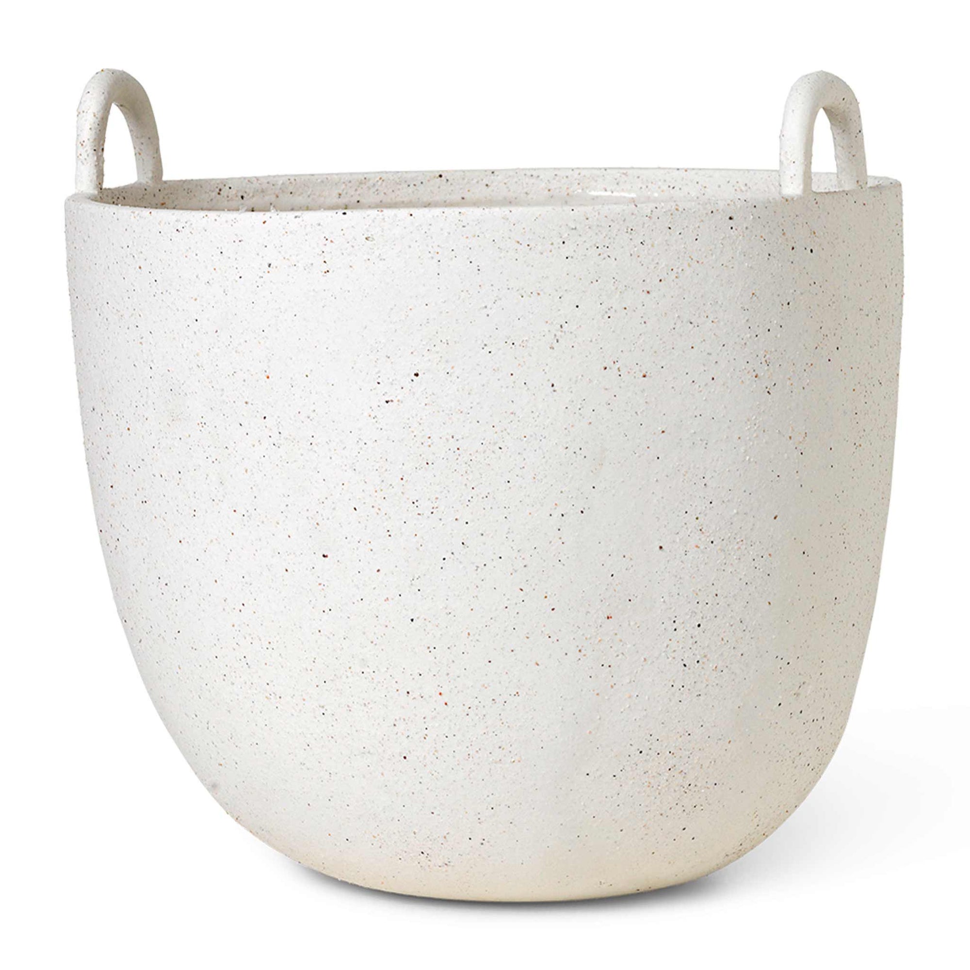 Ferm Living（ファームリビング）は、人生の対比を意識しながら、期待や夢の中で快適さと意味を追い求め、真の価値を感じられる空間を提供することを目指しています。デザインへの情熱と、環境や社会に配慮した責任ある選択を大切にし、誠実で心地よい製品や環境づくりに取り組んでいます。デンマーク・コペンハーゲンを拠点に、世界中の職人と協働し、スカンジナビアの思想と世界の技術・伝統を融合。柔らかなフォルムや豊かなテクスチャー、意外性のあるディテールを特徴とするコレクションは、洗練された美しさの中にも驚きと温かみをもたらします。素材選びから製造、配送まで持続可能性を意識し、より良い未来へ向けた選択を後押しします。家具、アクセサリー、照明を通じて、あなたらしく心地よい空間づくりをサポートします。