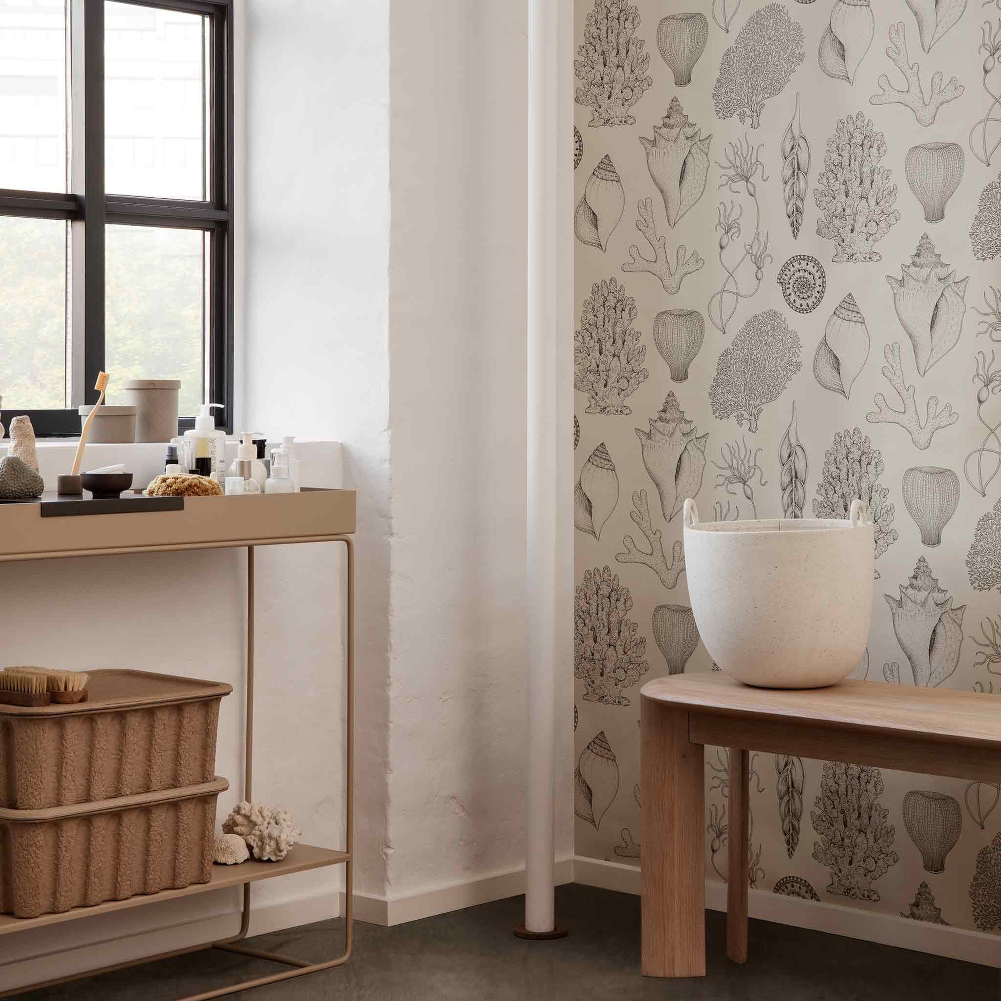 Ferm Living（ファームリビング）は、人生の対比を意識しながら、期待や夢の中で快適さと意味を追い求め、真の価値を感じられる空間を提供することを目指しています。デザインへの情熱と、環境や社会に配慮した責任ある選択を大切にし、誠実で心地よい製品や環境づくりに取り組んでいます。デンマーク・コペンハーゲンを拠点に、世界中の職人と協働し、スカンジナビアの思想と世界の技術・伝統を融合。柔らかなフォルムや豊かなテクスチャー、意外性のあるディテールを特徴とするコレクションは、洗練された美しさの中にも驚きと温かみをもたらします。素材選びから製造、配送まで持続可能性を意識し、より良い未来へ向けた選択を後押しします。家具、アクセサリー、照明を通じて、あなたらしく心地よい空間づくりをサポートします。