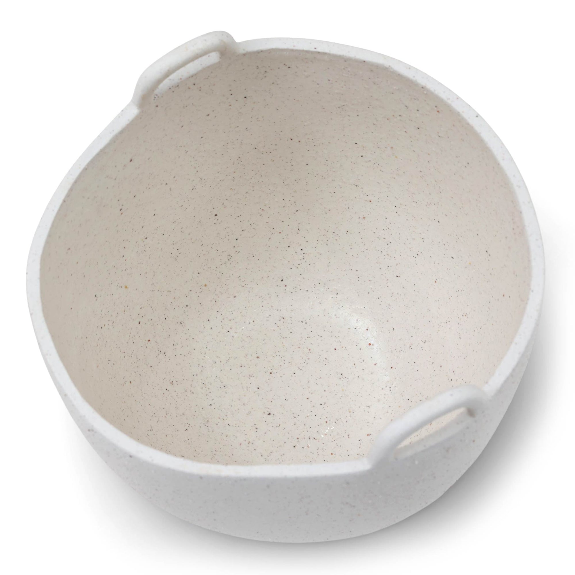 Ferm Living（ファームリビング）は、人生の対比を意識しながら、期待や夢の中で快適さと意味を追い求め、真の価値を感じられる空間を提供することを目指しています。デザインへの情熱と、環境や社会に配慮した責任ある選択を大切にし、誠実で心地よい製品や環境づくりに取り組んでいます。デンマーク・コペンハーゲンを拠点に、世界中の職人と協働し、スカンジナビアの思想と世界の技術・伝統を融合。柔らかなフォルムや豊かなテクスチャー、意外性のあるディテールを特徴とするコレクションは、洗練された美しさの中にも驚きと温かみをもたらします。素材選びから製造、配送まで持続可能性を意識し、より良い未来へ向けた選択を後押しします。家具、アクセサリー、照明を通じて、あなたらしく心地よい空間づくりをサポートします。