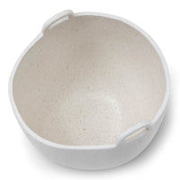 Ferm Living（ファームリビング）は、人生の対比を意識しながら、期待や夢の中で快適さと意味を追い求め、真の価値を感じられる空間を提供することを目指しています。デザインへの情熱と、環境や社会に配慮した責任ある選択を大切にし、誠実で心地よい製品や環境づくりに取り組んでいます。デンマーク・コペンハーゲンを拠点に、世界中の職人と協働し、スカンジナビアの思想と世界の技術・伝統を融合。柔らかなフォルムや豊かなテクスチャー、意外性のあるディテールを特徴とするコレクションは、洗練された美しさの中にも驚きと温かみをもたらします。素材選びから製造、配送まで持続可能性を意識し、より良い未来へ向けた選択を後押しします。家具、アクセサリー、照明を通じて、あなたらしく心地よい空間づくりをサポートします。