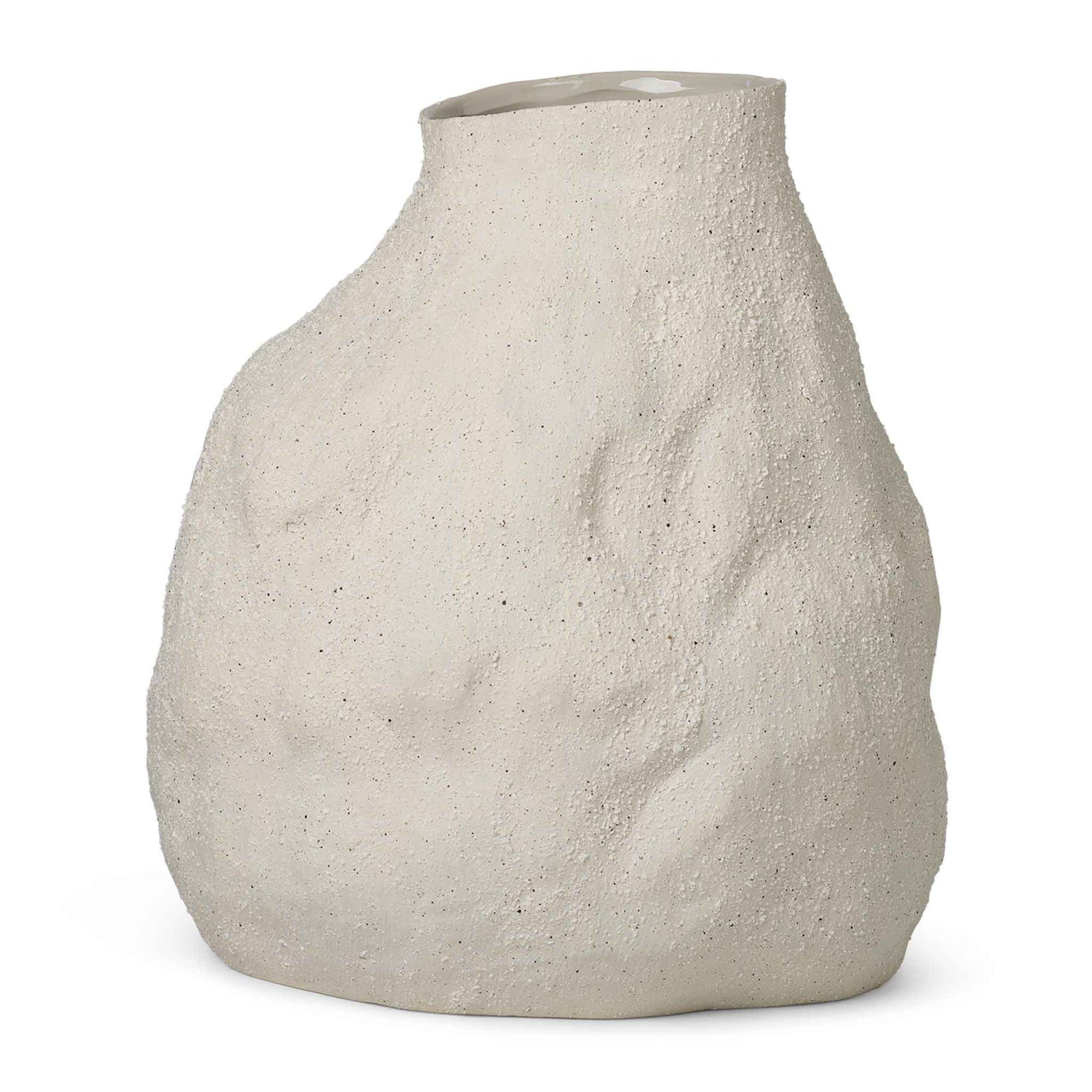 Ferm Living（ファームリビング）は、人生の対比を意識しながら、期待や夢の中で快適さと意味を追い求め、真の価値を感じられる空間を提供することを目指しています。デザインへの情熱と、環境や社会に配慮した責任ある選択を大切にし、誠実で心地よい製品や環境づくりに取り組んでいます。デンマーク・コペンハーゲンを拠点に、世界中の職人と協働し、スカンジナビアの思想と世界の技術・伝統を融合。柔らかなフォルムや豊かなテクスチャー、意外性のあるディテールを特徴とするコレクションは、洗練された美しさの中にも驚きと温かみをもたらします。素材選びから製造、配送まで持続可能性を意識し、より良い未来へ向けた選択を後押しします。家具、アクセサリー、照明を通じて、あなたらしく心地よい空間づくりをサポートします。