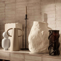 Ferm Living（ファームリビング）は、人生の対比を意識しながら、期待や夢の中で快適さと意味を追い求め、真の価値を感じられる空間を提供することを目指しています。デザインへの情熱と、環境や社会に配慮した責任ある選択を大切にし、誠実で心地よい製品や環境づくりに取り組んでいます。デンマーク・コペンハーゲンを拠点に、世界中の職人と協働し、スカンジナビアの思想と世界の技術・伝統を融合。柔らかなフォルムや豊かなテクスチャー、意外性のあるディテールを特徴とするコレクションは、洗練された美しさの中にも驚きと温かみをもたらします。素材選びから製造、配送まで持続可能性を意識し、より良い未来へ向けた選択を後押しします。家具、アクセサリー、照明を通じて、あなたらしく心地よい空間づくりをサポートします。