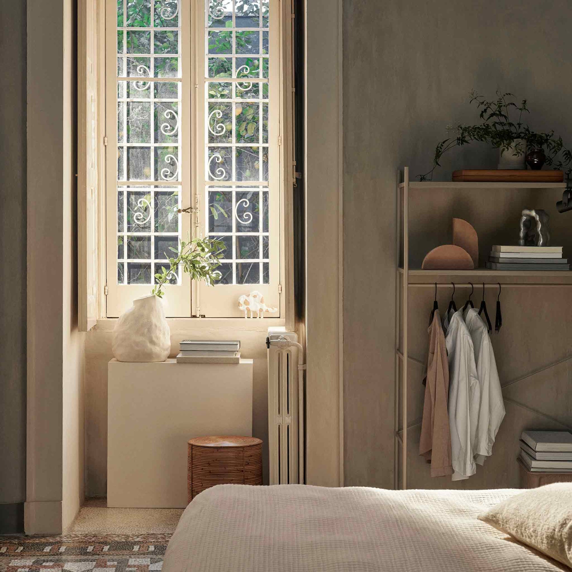 Ferm Living（ファームリビング）は、人生の対比を意識しながら、期待や夢の中で快適さと意味を追い求め、真の価値を感じられる空間を提供することを目指しています。デザインへの情熱と、環境や社会に配慮した責任ある選択を大切にし、誠実で心地よい製品や環境づくりに取り組んでいます。デンマーク・コペンハーゲンを拠点に、世界中の職人と協働し、スカンジナビアの思想と世界の技術・伝統を融合。柔らかなフォルムや豊かなテクスチャー、意外性のあるディテールを特徴とするコレクションは、洗練された美しさの中にも驚きと温かみをもたらします。素材選びから製造、配送まで持続可能性を意識し、より良い未来へ向けた選択を後押しします。家具、アクセサリー、照明を通じて、あなたらしく心地よい空間づくりをサポートします。