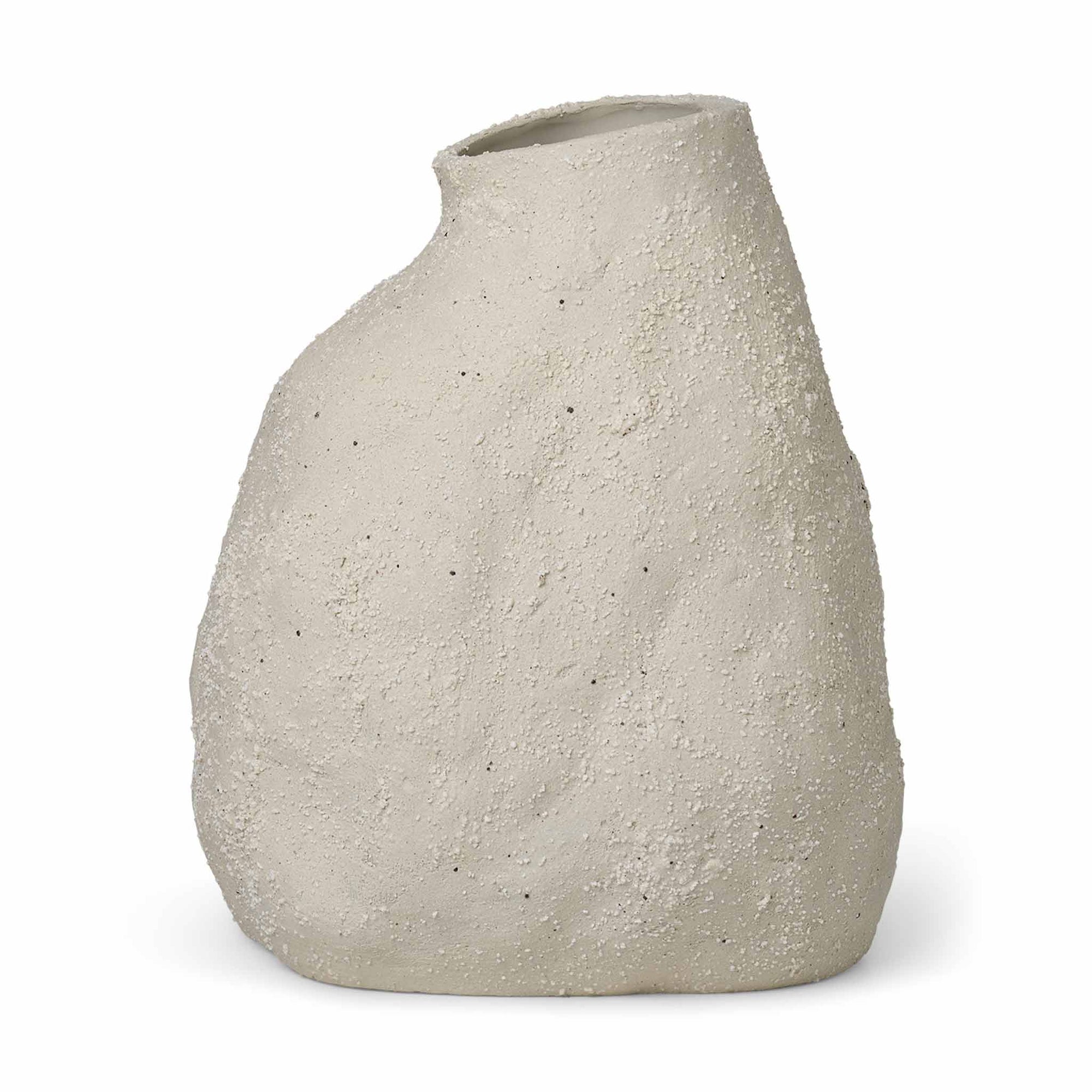 Ferm Living（ファームリビング）は、人生の対比を意識しながら、期待や夢の中で快適さと意味を追い求め、真の価値を感じられる空間を提供することを目指しています。デザインへの情熱と、環境や社会に配慮した責任ある選択を大切にし、誠実で心地よい製品や環境づくりに取り組んでいます。デンマーク・コペンハーゲンを拠点に、世界中の職人と協働し、スカンジナビアの思想と世界の技術・伝統を融合。柔らかなフォルムや豊かなテクスチャー、意外性のあるディテールを特徴とするコレクションは、洗練された美しさの中にも驚きと温かみをもたらします。素材選びから製造、配送まで持続可能性を意識し、より良い未来へ向けた選択を後押しします。家具、アクセサリー、照明を通じて、あなたらしく心地よい空間づくりをサポートします。