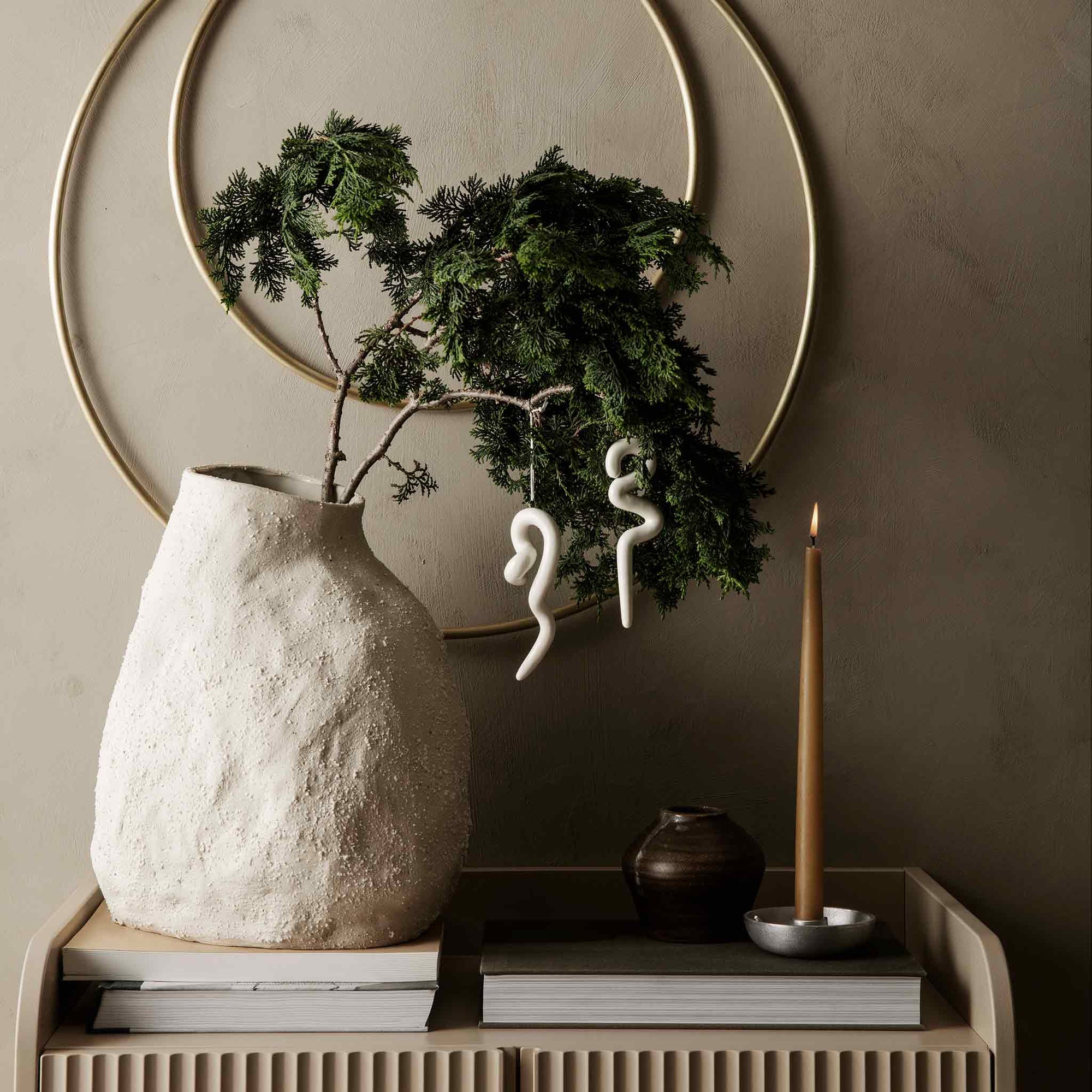 Ferm Living（ファームリビング）は、人生の対比を意識しながら、期待や夢の中で快適さと意味を追い求め、真の価値を感じられる空間を提供することを目指しています。デザインへの情熱と、環境や社会に配慮した責任ある選択を大切にし、誠実で心地よい製品や環境づくりに取り組んでいます。デンマーク・コペンハーゲンを拠点に、世界中の職人と協働し、スカンジナビアの思想と世界の技術・伝統を融合。柔らかなフォルムや豊かなテクスチャー、意外性のあるディテールを特徴とするコレクションは、洗練された美しさの中にも驚きと温かみをもたらします。素材選びから製造、配送まで持続可能性を意識し、より良い未来へ向けた選択を後押しします。家具、アクセサリー、照明を通じて、あなたらしく心地よい空間づくりをサポートします。