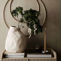 Ferm Living（ファームリビング）は、人生の対比を意識しながら、期待や夢の中で快適さと意味を追い求め、真の価値を感じられる空間を提供することを目指しています。デザインへの情熱と、環境や社会に配慮した責任ある選択を大切にし、誠実で心地よい製品や環境づくりに取り組んでいます。デンマーク・コペンハーゲンを拠点に、世界中の職人と協働し、スカンジナビアの思想と世界の技術・伝統を融合。柔らかなフォルムや豊かなテクスチャー、意外性のあるディテールを特徴とするコレクションは、洗練された美しさの中にも驚きと温かみをもたらします。素材選びから製造、配送まで持続可能性を意識し、より良い未来へ向けた選択を後押しします。家具、アクセサリー、照明を通じて、あなたらしく心地よい空間づくりをサポートします。