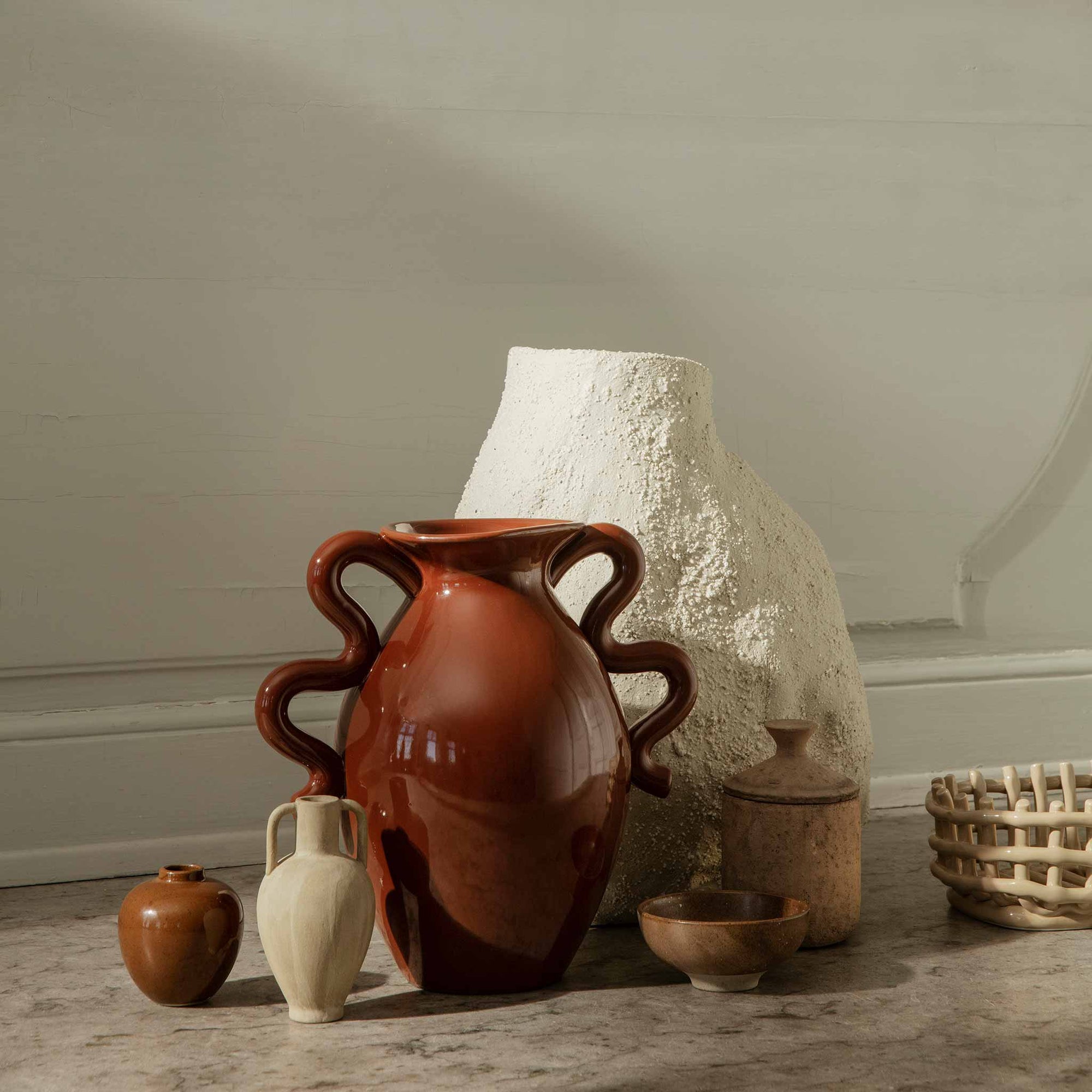 Ferm Living（ファームリビング）は、人生の対比を意識しながら、期待や夢の中で快適さと意味を追い求め、真の価値を感じられる空間を提供することを目指しています。デザインへの情熱と、環境や社会に配慮した責任ある選択を大切にし、誠実で心地よい製品や環境づくりに取り組んでいます。デンマーク・コペンハーゲンを拠点に、世界中の職人と協働し、スカンジナビアの思想と世界の技術・伝統を融合。柔らかなフォルムや豊かなテクスチャー、意外性のあるディテールを特徴とするコレクションは、洗練された美しさの中にも驚きと温かみをもたらします。素材選びから製造、配送まで持続可能性を意識し、より良い未来へ向けた選択を後押しします。家具、アクセサリー、照明を通じて、あなたらしく心地よい空間づくりをサポートします。