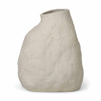 Ferm Living（ファームリビング）は、人生の対比を意識しながら、期待や夢の中で快適さと意味を追い求め、真の価値を感じられる空間を提供することを目指しています。デザインへの情熱と、環境や社会に配慮した責任ある選択を大切にし、誠実で心地よい製品や環境づくりに取り組んでいます。デンマーク・コペンハーゲンを拠点に、世界中の職人と協働し、スカンジナビアの思想と世界の技術・伝統を融合。柔らかなフォルムや豊かなテクスチャー、意外性のあるディテールを特徴とするコレクションは、洗練された美しさの中にも驚きと温かみをもたらします。素材選びから製造、配送まで持続可能性を意識し、より良い未来へ向けた選択を後押しします。家具、アクセサリー、照明を通じて、あなたらしく心地よい空間づくりをサポートします。