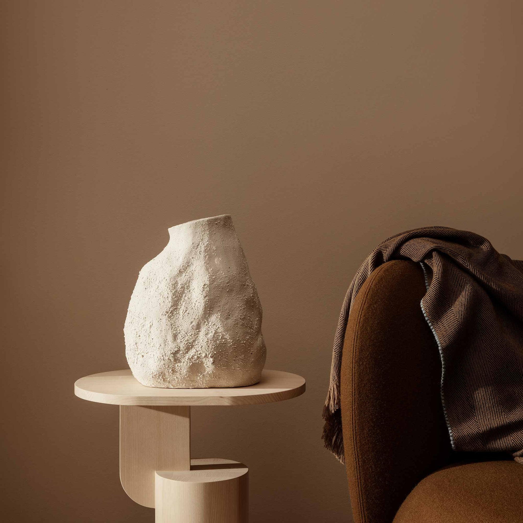Ferm Living（ファームリビング）は、人生の対比を意識しながら、期待や夢の中で快適さと意味を追い求め、真の価値を感じられる空間を提供することを目指しています。デザインへの情熱と、環境や社会に配慮した責任ある選択を大切にし、誠実で心地よい製品や環境づくりに取り組んでいます。デンマーク・コペンハーゲンを拠点に、世界中の職人と協働し、スカンジナビアの思想と世界の技術・伝統を融合。柔らかなフォルムや豊かなテクスチャー、意外性のあるディテールを特徴とするコレクションは、洗練された美しさの中にも驚きと温かみをもたらします。素材選びから製造、配送まで持続可能性を意識し、より良い未来へ向けた選択を後押しします。家具、アクセサリー、照明を通じて、あなたらしく心地よい空間づくりをサポートします。