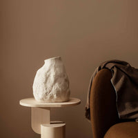 Ferm Living（ファームリビング）は、人生の対比を意識しながら、期待や夢の中で快適さと意味を追い求め、真の価値を感じられる空間を提供することを目指しています。デザインへの情熱と、環境や社会に配慮した責任ある選択を大切にし、誠実で心地よい製品や環境づくりに取り組んでいます。デンマーク・コペンハーゲンを拠点に、世界中の職人と協働し、スカンジナビアの思想と世界の技術・伝統を融合。柔らかなフォルムや豊かなテクスチャー、意外性のあるディテールを特徴とするコレクションは、洗練された美しさの中にも驚きと温かみをもたらします。素材選びから製造、配送まで持続可能性を意識し、より良い未来へ向けた選択を後押しします。家具、アクセサリー、照明を通じて、あなたらしく心地よい空間づくりをサポートします。