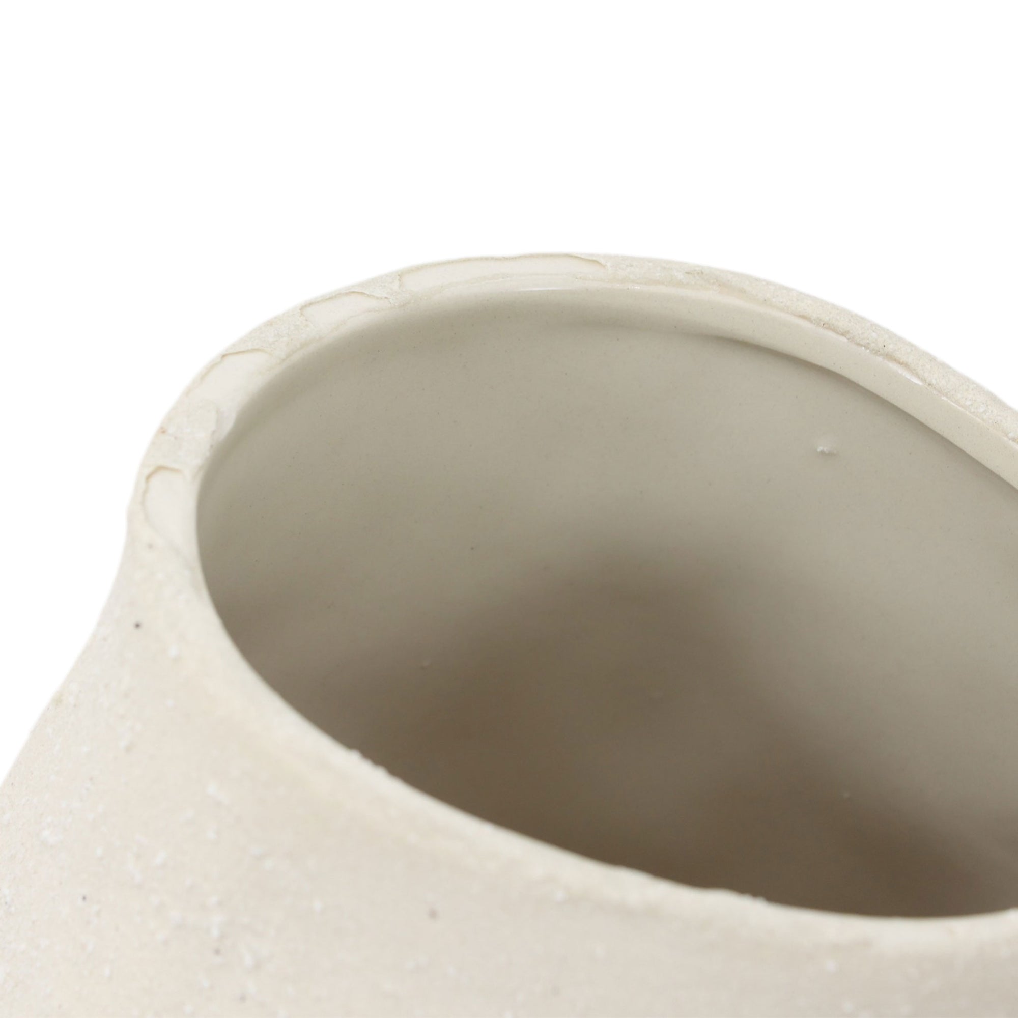 Ferm Living（ファームリビング）は、人生の対比を意識しながら、期待や夢の中で快適さと意味を追い求め、真の価値を感じられる空間を提供することを目指しています。デザインへの情熱と、環境や社会に配慮した責任ある選択を大切にし、誠実で心地よい製品や環境づくりに取り組んでいます。デンマーク・コペンハーゲンを拠点に、世界中の職人と協働し、スカンジナビアの思想と世界の技術・伝統を融合。柔らかなフォルムや豊かなテクスチャー、意外性のあるディテールを特徴とするコレクションは、洗練された美しさの中にも驚きと温かみをもたらします。素材選びから製造、配送まで持続可能性を意識し、より良い未来へ向けた選択を後押しします。家具、アクセサリー、照明を通じて、あなたらしく心地よい空間づくりをサポートします。