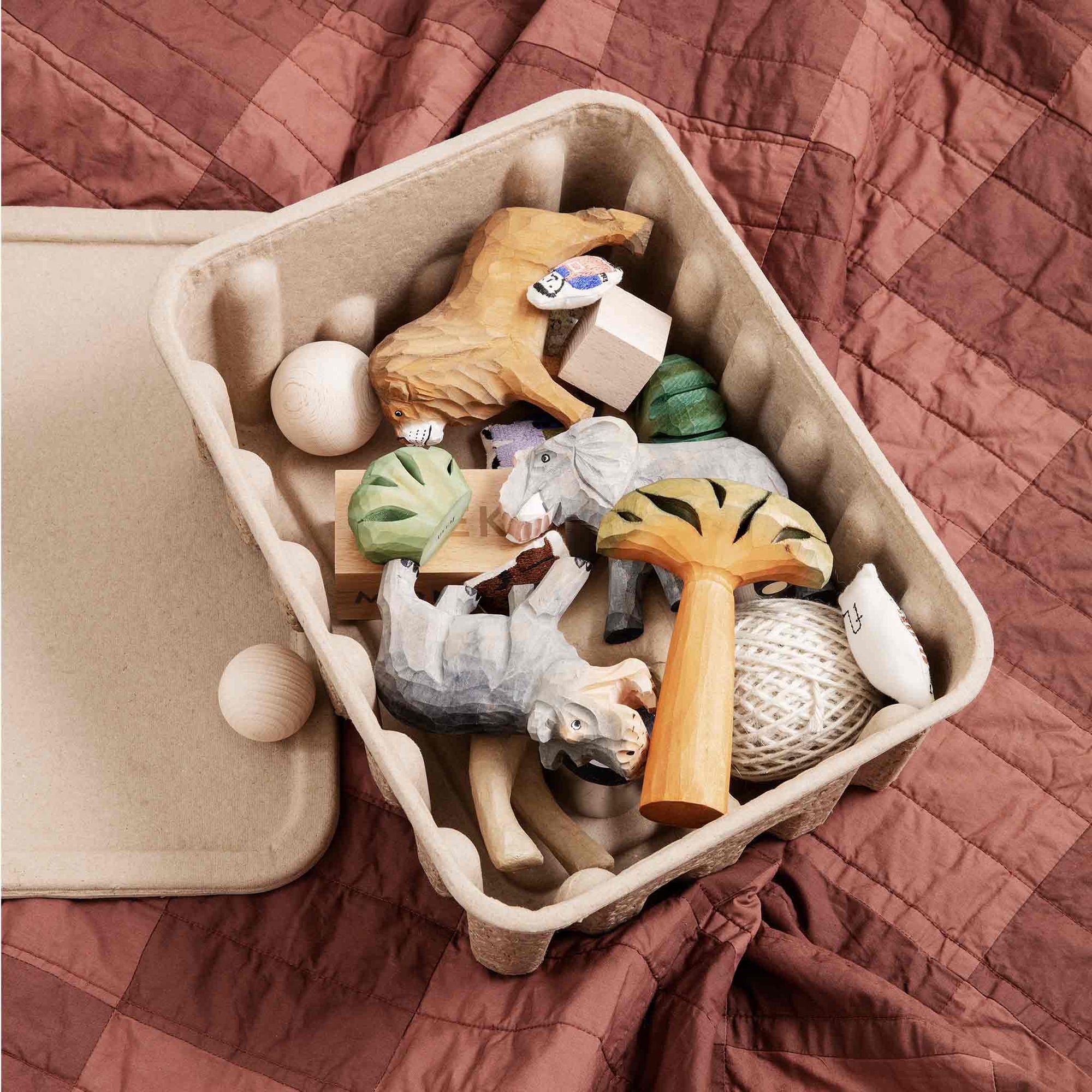 Ferm Living（ファームリビング）は、人生の対比を意識しながら、期待や夢の中で快適さと意味を追い求め、真の価値を感じられる空間を提供することを目指しています。デザインへの情熱と、環境や社会に配慮した責任ある選択を大切にし、誠実で心地よい製品や環境づくりに取り組んでいます。デンマーク・コペンハーゲンを拠点に、世界中の職人と協働し、スカンジナビアの思想と世界の技術・伝統を融合。柔らかなフォルムや豊かなテクスチャー、意外性のあるディテールを特徴とするコレクションは、洗練された美しさの中にも驚きと温かみをもたらします。素材選びから製造、配送まで持続可能性を意識し、より良い未来へ向けた選択を後押しします。家具、アクセサリー、照明を通じて、あなたらしく心地よい空間づくりをサポートします。
