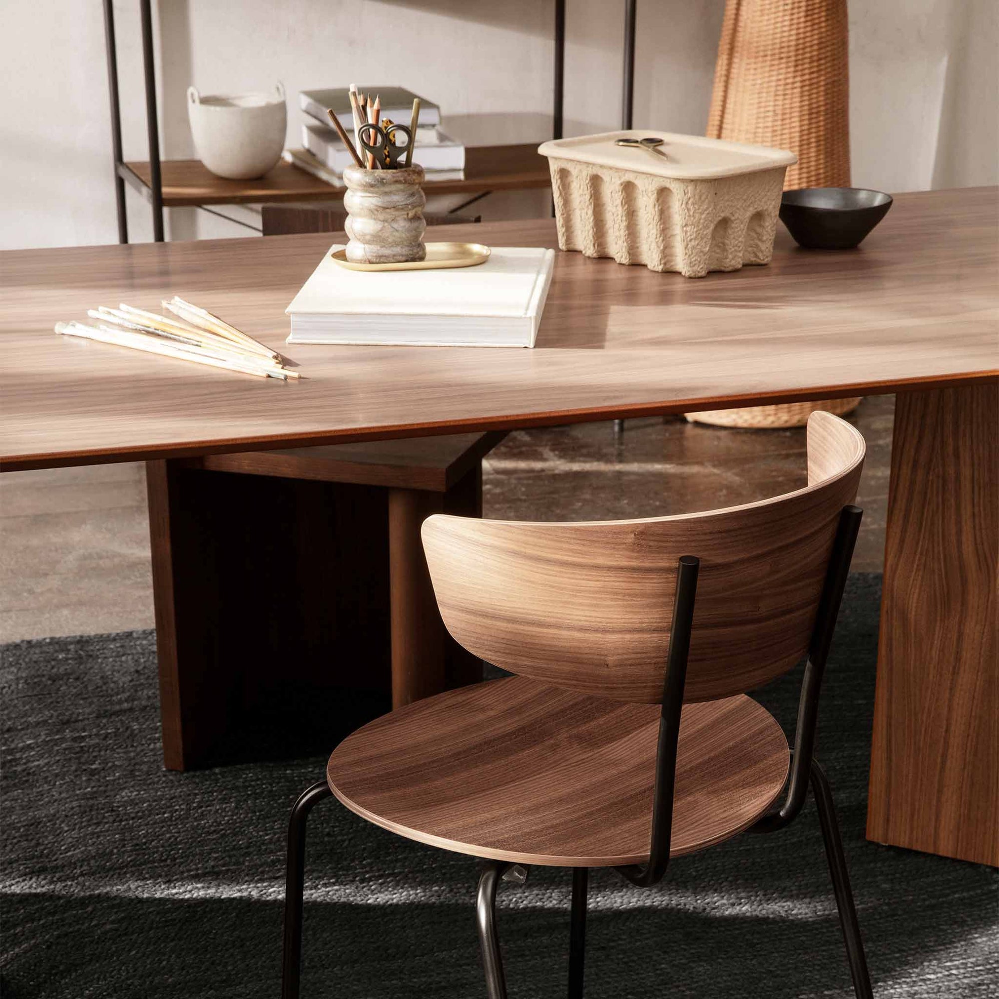 Ferm Living（ファームリビング）は、人生の対比を意識しながら、期待や夢の中で快適さと意味を追い求め、真の価値を感じられる空間を提供することを目指しています。デザインへの情熱と、環境や社会に配慮した責任ある選択を大切にし、誠実で心地よい製品や環境づくりに取り組んでいます。デンマーク・コペンハーゲンを拠点に、世界中の職人と協働し、スカンジナビアの思想と世界の技術・伝統を融合。柔らかなフォルムや豊かなテクスチャー、意外性のあるディテールを特徴とするコレクションは、洗練された美しさの中にも驚きと温かみをもたらします。素材選びから製造、配送まで持続可能性を意識し、より良い未来へ向けた選択を後押しします。家具、アクセサリー、照明を通じて、あなたらしく心地よい空間づくりをサポートします。