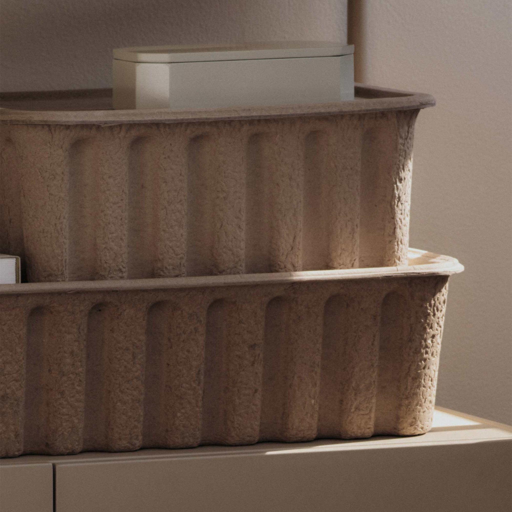 Ferm Living（ファームリビング）は、人生の対比を意識しながら、期待や夢の中で快適さと意味を追い求め、真の価値を感じられる空間を提供することを目指しています。デザインへの情熱と、環境や社会に配慮した責任ある選択を大切にし、誠実で心地よい製品や環境づくりに取り組んでいます。デンマーク・コペンハーゲンを拠点に、世界中の職人と協働し、スカンジナビアの思想と世界の技術・伝統を融合。柔らかなフォルムや豊かなテクスチャー、意外性のあるディテールを特徴とするコレクションは、洗練された美しさの中にも驚きと温かみをもたらします。素材選びから製造、配送まで持続可能性を意識し、より良い未来へ向けた選択を後押しします。家具、アクセサリー、照明を通じて、あなたらしく心地よい空間づくりをサポートします。