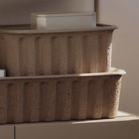 Ferm Living（ファームリビング）は、人生の対比を意識しながら、期待や夢の中で快適さと意味を追い求め、真の価値を感じられる空間を提供することを目指しています。デザインへの情熱と、環境や社会に配慮した責任ある選択を大切にし、誠実で心地よい製品や環境づくりに取り組んでいます。デンマーク・コペンハーゲンを拠点に、世界中の職人と協働し、スカンジナビアの思想と世界の技術・伝統を融合。柔らかなフォルムや豊かなテクスチャー、意外性のあるディテールを特徴とするコレクションは、洗練された美しさの中にも驚きと温かみをもたらします。素材選びから製造、配送まで持続可能性を意識し、より良い未来へ向けた選択を後押しします。家具、アクセサリー、照明を通じて、あなたらしく心地よい空間づくりをサポートします。