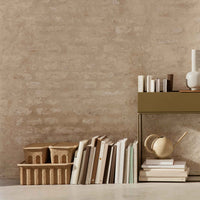 Ferm Living（ファームリビング）は、人生の対比を意識しながら、期待や夢の中で快適さと意味を追い求め、真の価値を感じられる空間を提供することを目指しています。デザインへの情熱と、環境や社会に配慮した責任ある選択を大切にし、誠実で心地よい製品や環境づくりに取り組んでいます。デンマーク・コペンハーゲンを拠点に、世界中の職人と協働し、スカンジナビアの思想と世界の技術・伝統を融合。柔らかなフォルムや豊かなテクスチャー、意外性のあるディテールを特徴とするコレクションは、洗練された美しさの中にも驚きと温かみをもたらします。素材選びから製造、配送まで持続可能性を意識し、より良い未来へ向けた選択を後押しします。家具、アクセサリー、照明を通じて、あなたらしく心地よい空間づくりをサポートします。