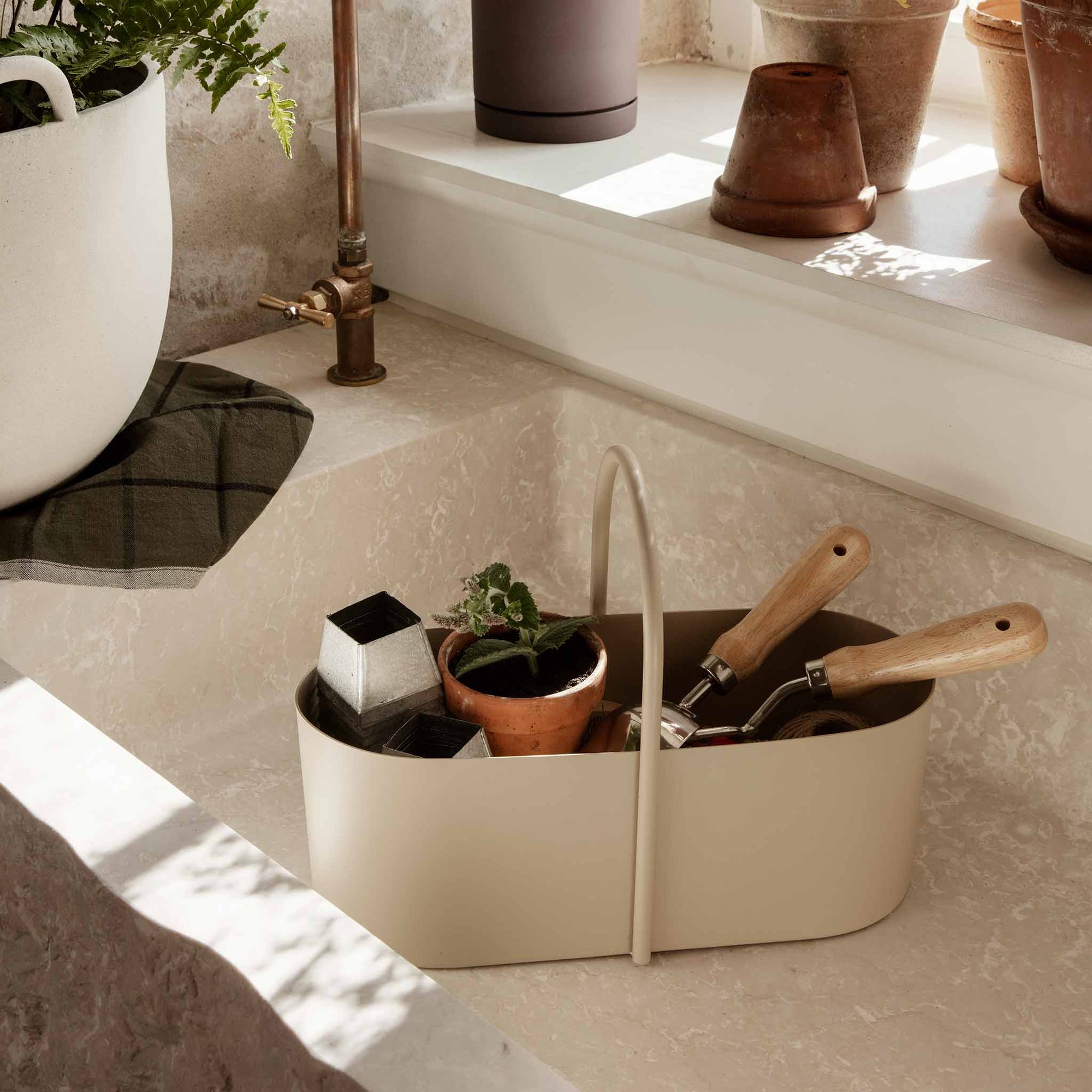 Ferm Living（ファームリビング）は、人生の対比を意識しながら、期待や夢の中で快適さと意味を追い求め、真の価値を感じられる空間を提供することを目指しています。デザインへの情熱と、環境や社会に配慮した責任ある選択を大切にし、誠実で心地よい製品や環境づくりに取り組んでいます。デンマーク・コペンハーゲンを拠点に、世界中の職人と協働し、スカンジナビアの思想と世界の技術・伝統を融合。柔らかなフォルムや豊かなテクスチャー、意外性のあるディテールを特徴とするコレクションは、洗練された美しさの中にも驚きと温かみをもたらします。素材選びから製造、配送まで持続可能性を意識し、より良い未来へ向けた選択を後押しします。家具、アクセサリー、照明を通じて、あなたらしく心地よい空間づくりをサポートします。