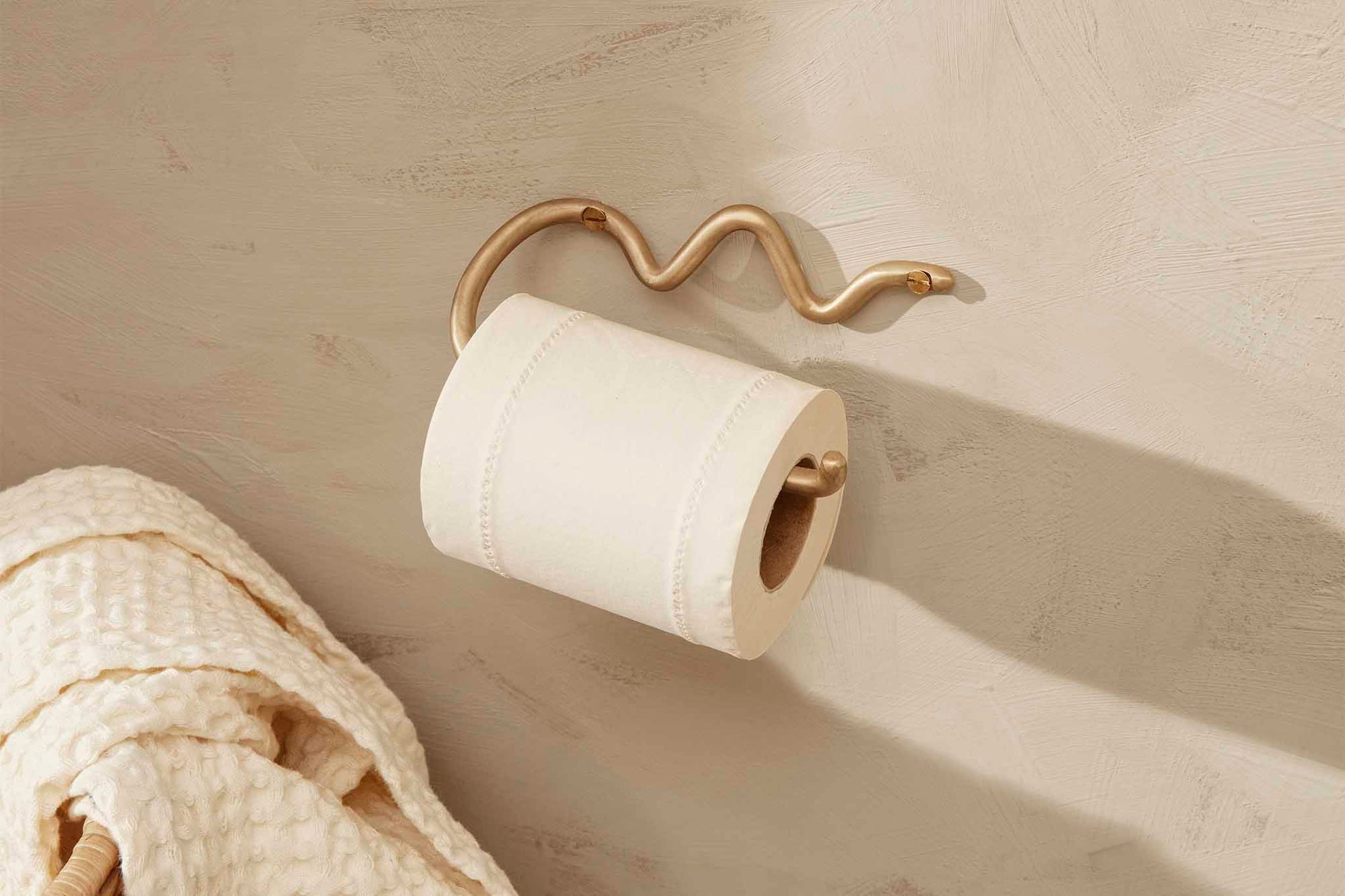 "ferm LIVING"の製品は毎日の生活がきっと楽しくなる物ばかり。それは壁紙だったり、キッチン用品、バス用品、リビング雑貨、またオフィス用品など沢山のコレクションがあり、オーガニックコットンや木材、磁気、金属など多くの拘った材質で、シンプルな材質から職人によって長く使える物へと変えて行きます。デザインはデンマークの伝統に基づいた美しい物。ロゴの鳥はデンマークの伝統を守って生きたいという思いが込められています。