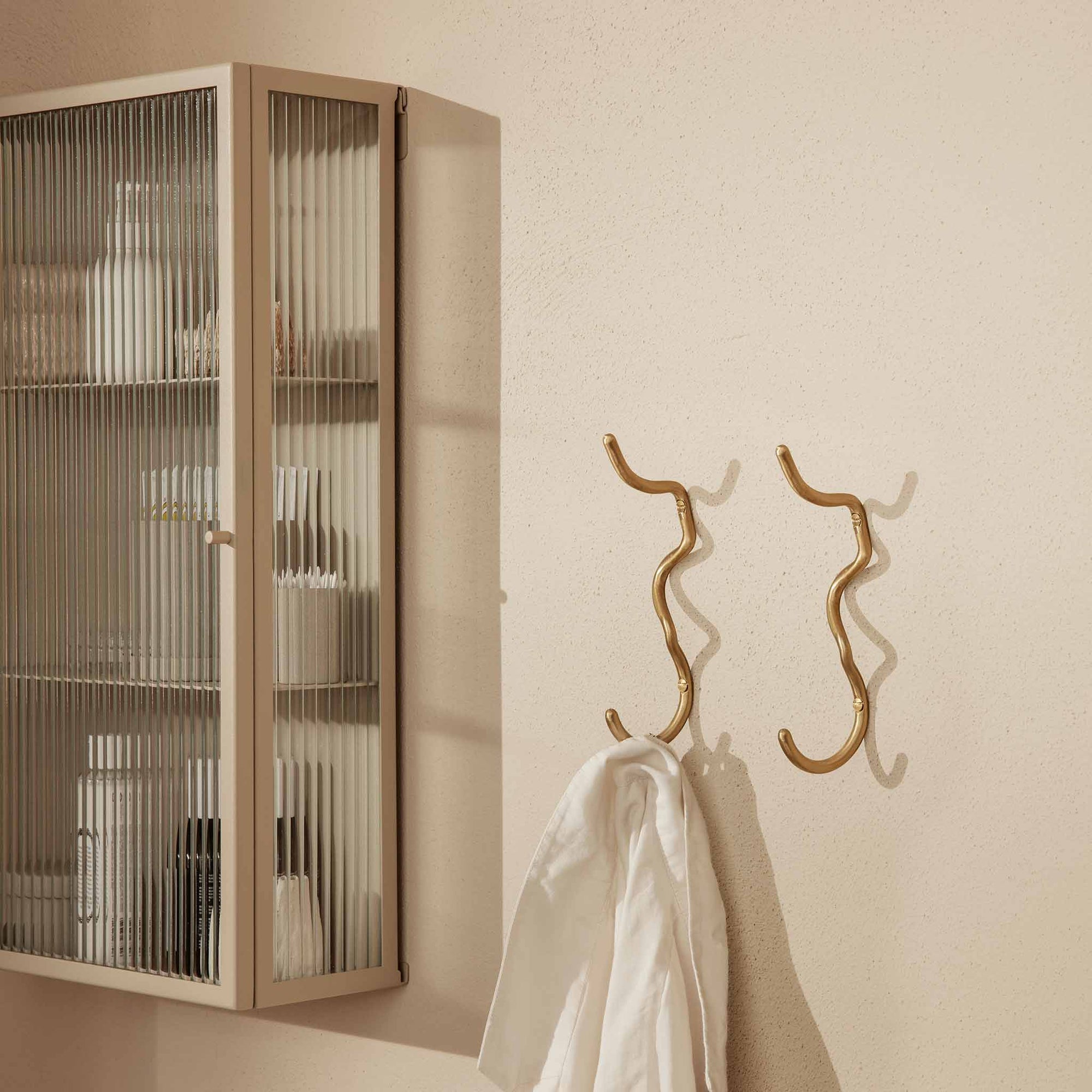 Ferm Living（ファームリビング）は、人生の対比を意識しながら、期待や夢の中で快適さと意味を追い求め、真の価値を感じられる空間を提供することを目指しています。デザインへの情熱と、環境や社会に配慮した責任ある選択を大切にし、誠実で心地よい製品や環境づくりに取り組んでいます。デンマーク・コペンハーゲンを拠点に、世界中の職人と協働し、スカンジナビアの思想と世界の技術・伝統を融合。柔らかなフォルムや豊かなテクスチャー、意外性のあるディテールを特徴とするコレクションは、洗練された美しさの中にも驚きと温かみをもたらします。素材選びから製造、配送まで持続可能性を意識し、より良い未来へ向けた選択を後押しします。家具、アクセサリー、照明を通じて、あなたらしく心地よい空間づくりをサポートします。