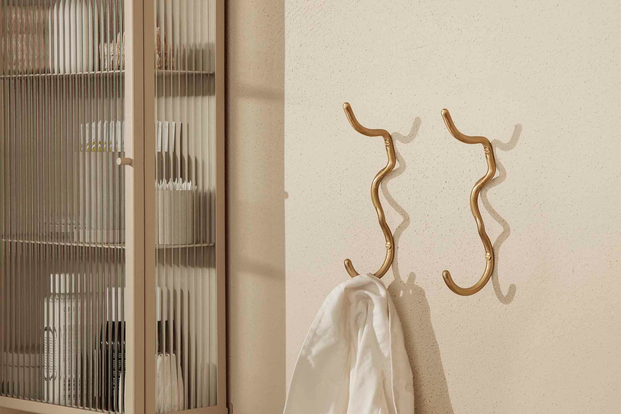 "ferm LIVING"の製品は毎日の生活がきっと楽しくなる物ばかり。それは壁紙だったり、キッチン用品、バス用品、リビング雑貨、またオフィス用品など沢山のコレクションがあり、オーガニックコットンや木材、磁気、金属など多くの拘った材質で、シンプルな材質から職人によって長く使える物へと変えて行きます。デザインはデンマークの伝統に基づいた美しい物。ロゴの鳥はデンマークの伝統を守って生きたいという思いが込められています。