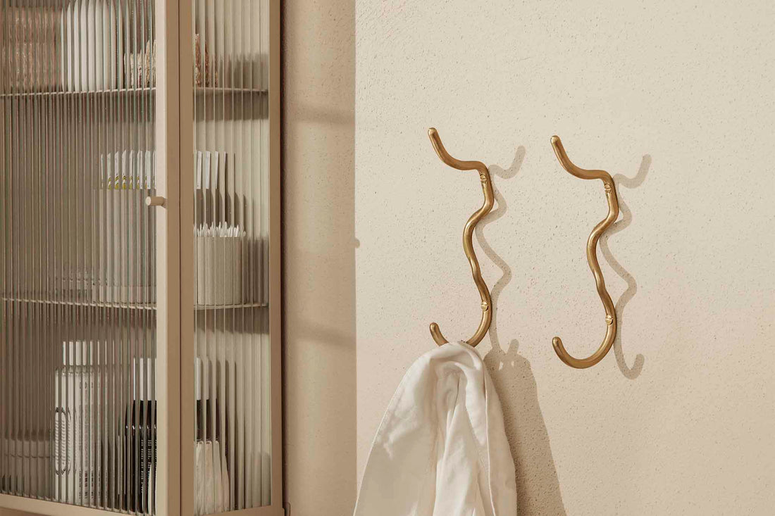 "ferm LIVING"の製品は毎日の生活がきっと楽しくなる物ばかり。それは壁紙だったり、キッチン用品、バス用品、リビング雑貨、またオフィス用品など沢山のコレクションがあり、オーガニックコットンや木材、磁気、金属など多くの拘った材質で、シンプルな材質から職人によって長く使える物へと変えて行きます。デザインはデンマークの伝統に基づいた美しい物。ロゴの鳥はデンマークの伝統を守って生きたいという思いが込められています。