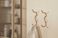 "ferm LIVING"の製品は毎日の生活がきっと楽しくなる物ばかり。それは壁紙だったり、キッチン用品、バス用品、リビング雑貨、またオフィス用品など沢山のコレクションがあり、オーガニックコットンや木材、磁気、金属など多くの拘った材質で、シンプルな材質から職人によって長く使える物へと変えて行きます。デザインはデンマークの伝統に基づいた美しい物。ロゴの鳥はデンマークの伝統を守って生きたいという思いが込められています。