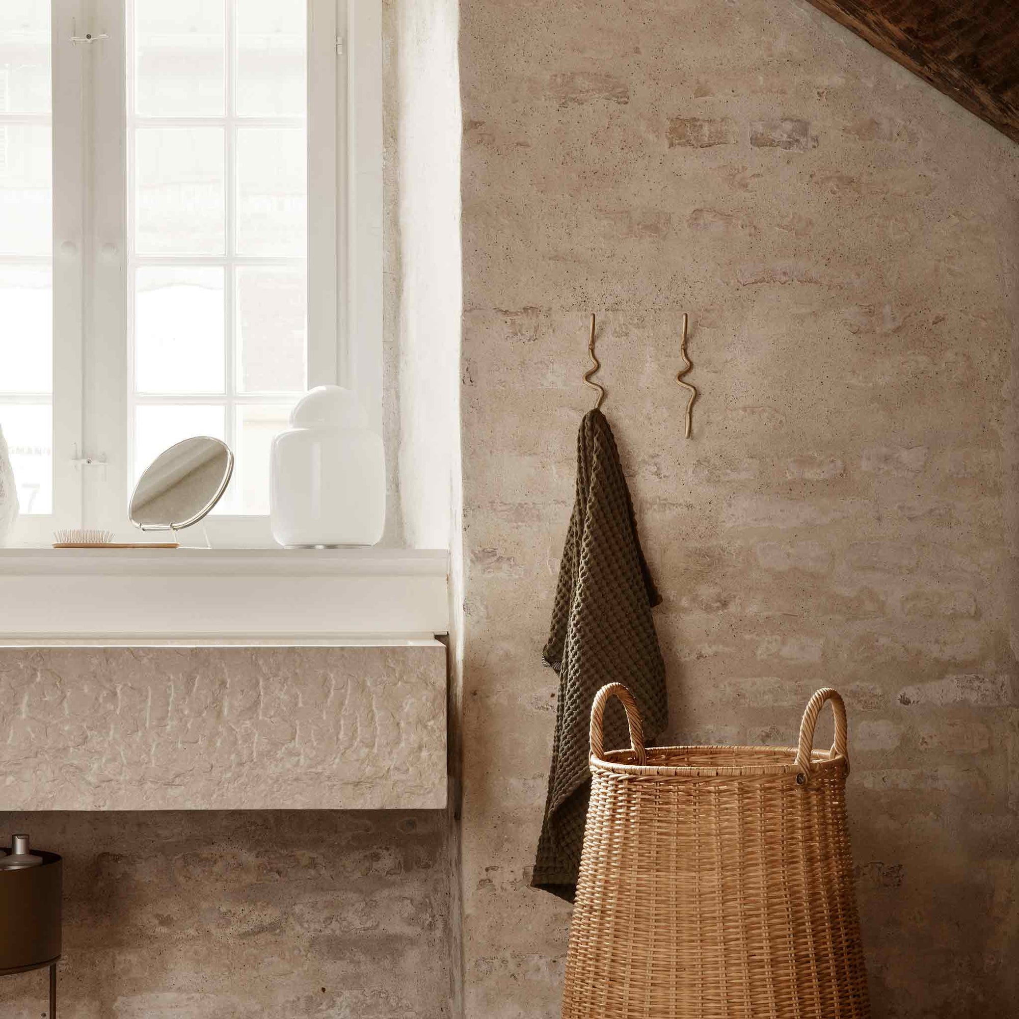 Ferm Living（ファームリビング）は、人生の対比を意識しながら、期待や夢の中で快適さと意味を追い求め、真の価値を感じられる空間を提供することを目指しています。デザインへの情熱と、環境や社会に配慮した責任ある選択を大切にし、誠実で心地よい製品や環境づくりに取り組んでいます。デンマーク・コペンハーゲンを拠点に、世界中の職人と協働し、スカンジナビアの思想と世界の技術・伝統を融合。柔らかなフォルムや豊かなテクスチャー、意外性のあるディテールを特徴とするコレクションは、洗練された美しさの中にも驚きと温かみをもたらします。素材選びから製造、配送まで持続可能性を意識し、より良い未来へ向けた選択を後押しします。家具、アクセサリー、照明を通じて、あなたらしく心地よい空間づくりをサポートします。