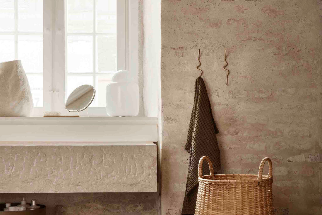 "ferm LIVING"の製品は毎日の生活がきっと楽しくなる物ばかり。それは壁紙だったり、キッチン用品、バス用品、リビング雑貨、またオフィス用品など沢山のコレクションがあり、オーガニックコットンや木材、磁気、金属など多くの拘った材質で、シンプルな材質から職人によって長く使える物へと変えて行きます。デザインはデンマークの伝統に基づいた美しい物。ロゴの鳥はデンマークの伝統を守って生きたいという思いが込められています。