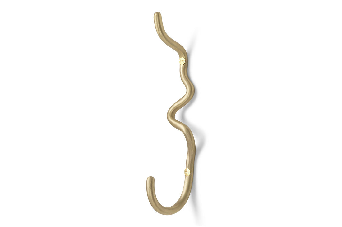 "ferm LIVING"の製品は毎日の生活がきっと楽しくなる物ばかり。それは壁紙だったり、キッチン用品、バス用品、リビング雑貨、またオフィス用品など沢山のコレクションがあり、オーガニックコットンや木材、磁気、金属など多くの拘った材質で、シンプルな材質から職人によって長く使える物へと変えて行きます。デザインはデンマークの伝統に基づいた美しい物。ロゴの鳥はデンマークの伝統を守って生きたいという思いが込められています。