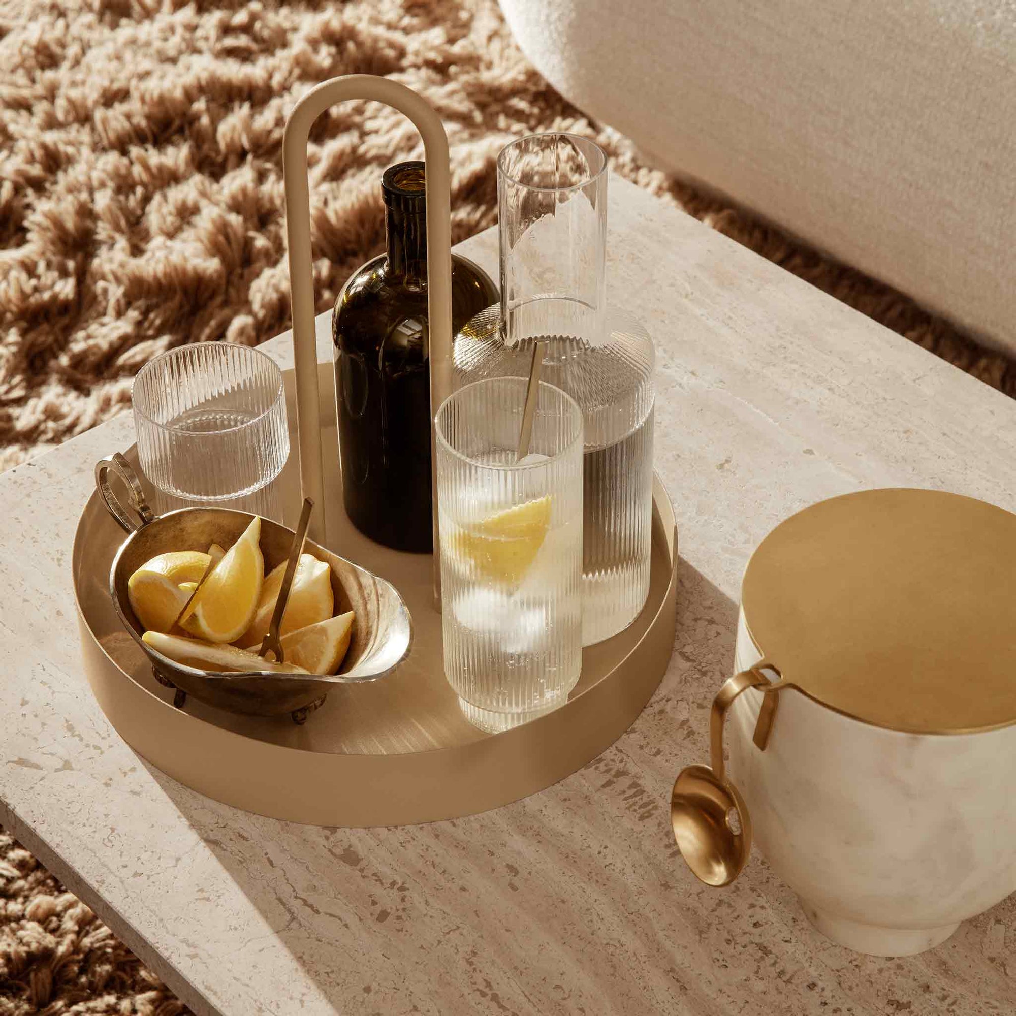 Ferm Living（ファームリビング）は、人生の対比を意識しながら、期待や夢の中で快適さと意味を追い求め、真の価値を感じられる空間を提供することを目指しています。デザインへの情熱と、環境や社会に配慮した責任ある選択を大切にし、誠実で心地よい製品や環境づくりに取り組んでいます。デンマーク・コペンハーゲンを拠点に、世界中の職人と協働し、スカンジナビアの思想と世界の技術・伝統を融合。柔らかなフォルムや豊かなテクスチャー、意外性のあるディテールを特徴とするコレクションは、洗練された美しさの中にも驚きと温かみをもたらします。素材選びから製造、配送まで持続可能性を意識し、より良い未来へ向けた選択を後押しします。家具、アクセサリー、照明を通じて、あなたらしく心地よい空間づくりをサポートします。